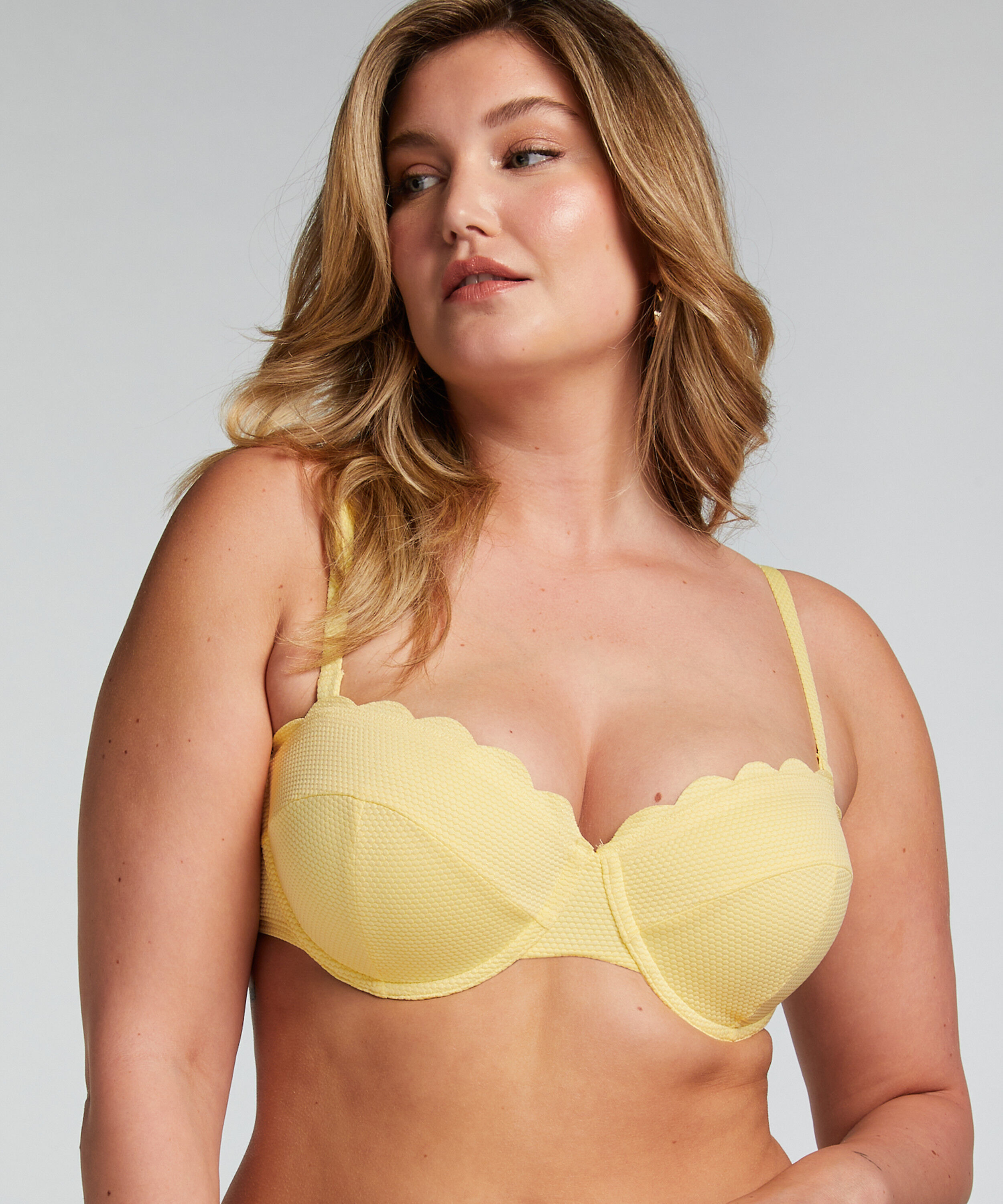 Top de bikini con aros, sin tiras y acolchado Scallop Copa E +, Amarillo Top de bikini con aros, sin tiras y acolchado Scallop Copa E +, Amarillo