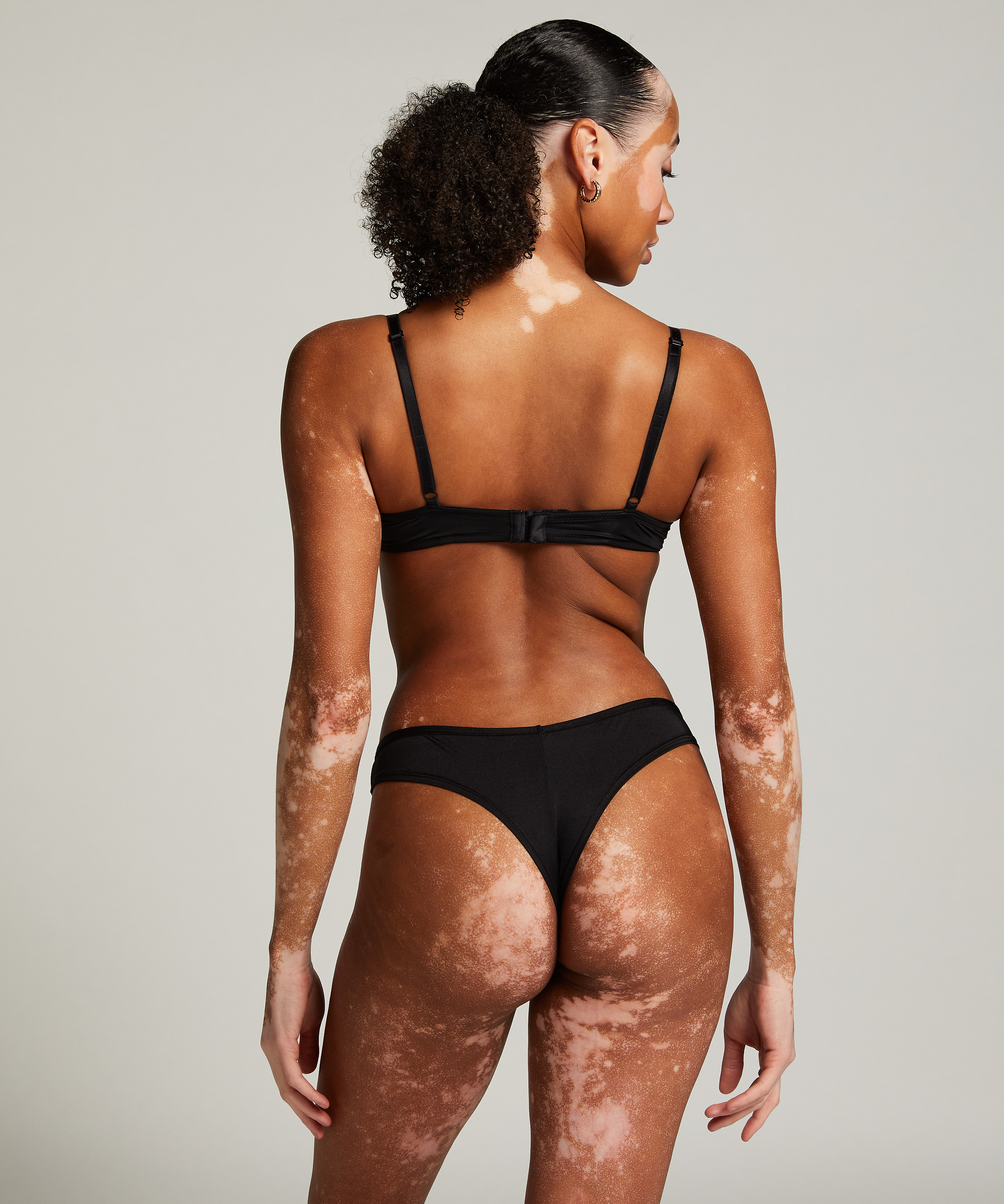 Cheekini Gunila, Negro, main