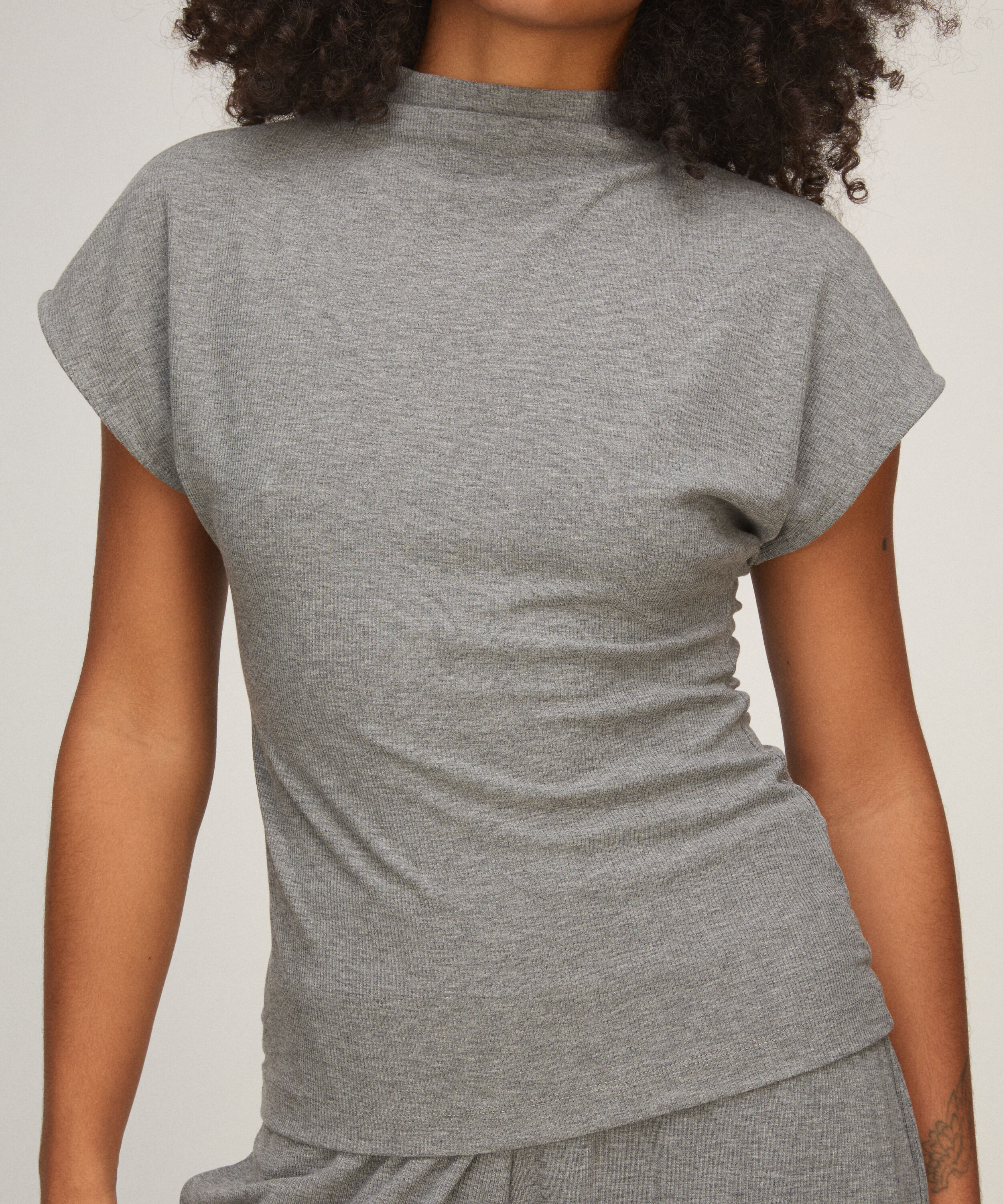 Camiseta de manga corta con cuello mockneck