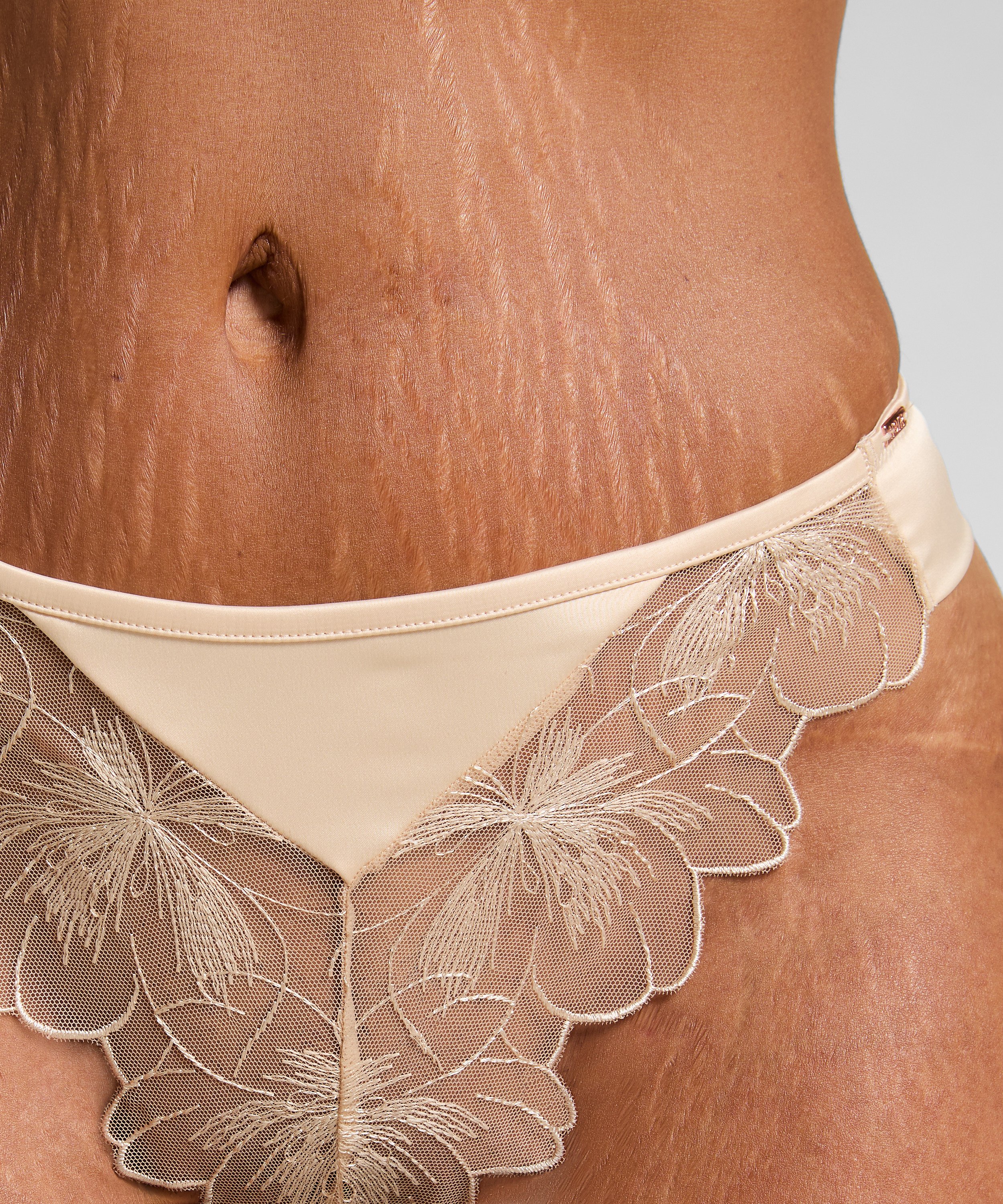 Tanga Emilia, Amarillo, main