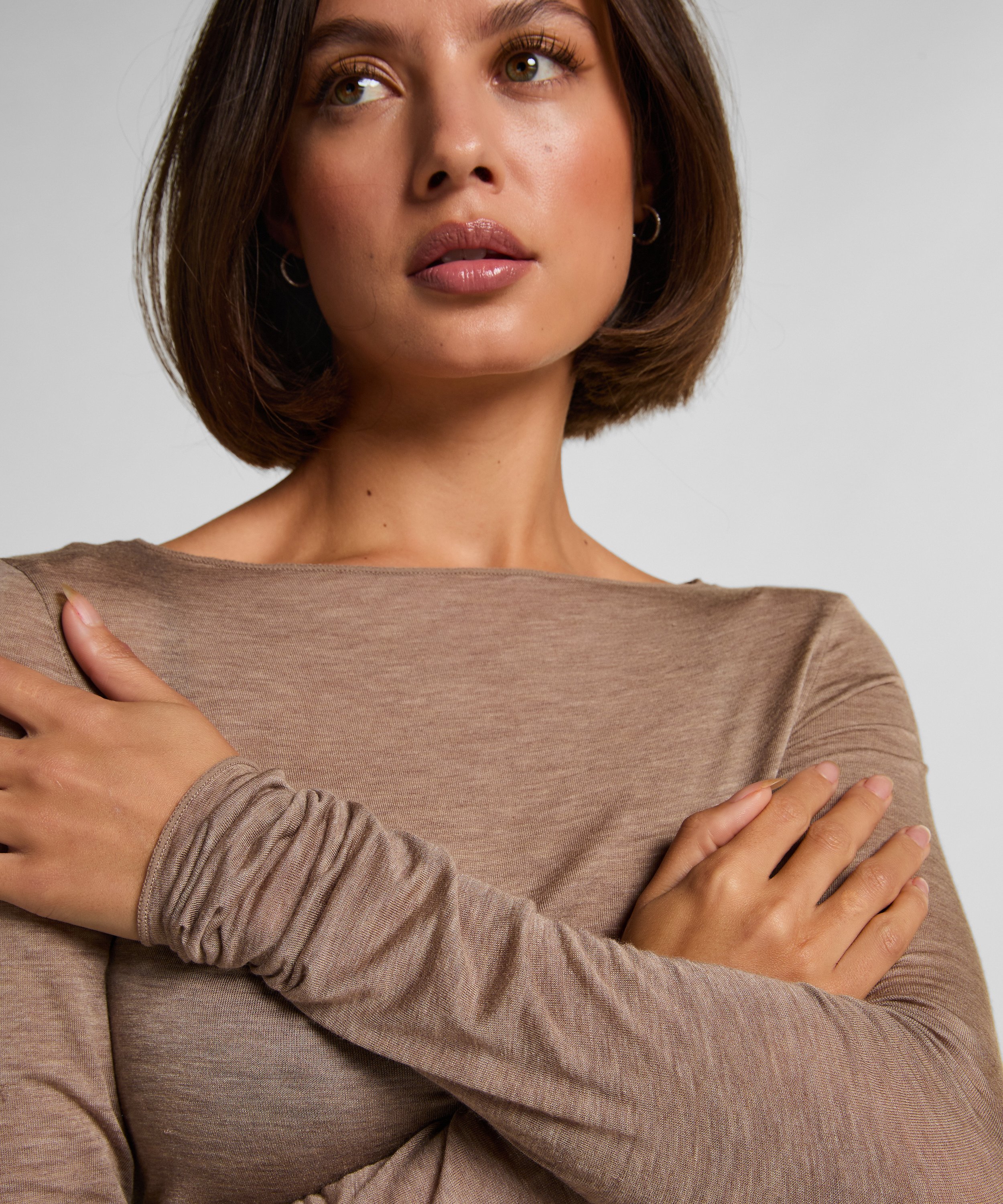 Camiseta super suave de cachemir con escote barco, Marr&oacute;n, main