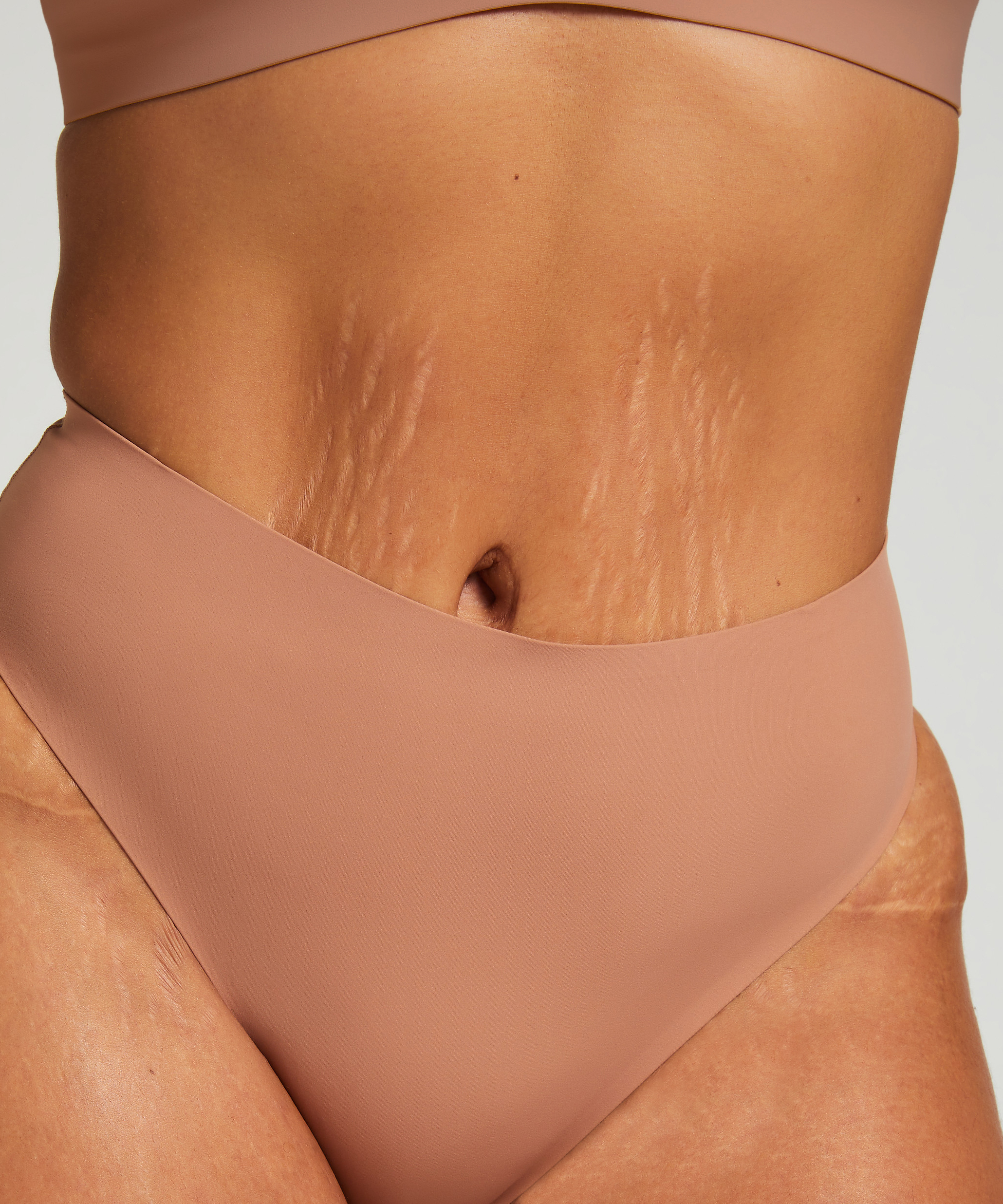 Tanga Smooth, Marr&oacute;n, main