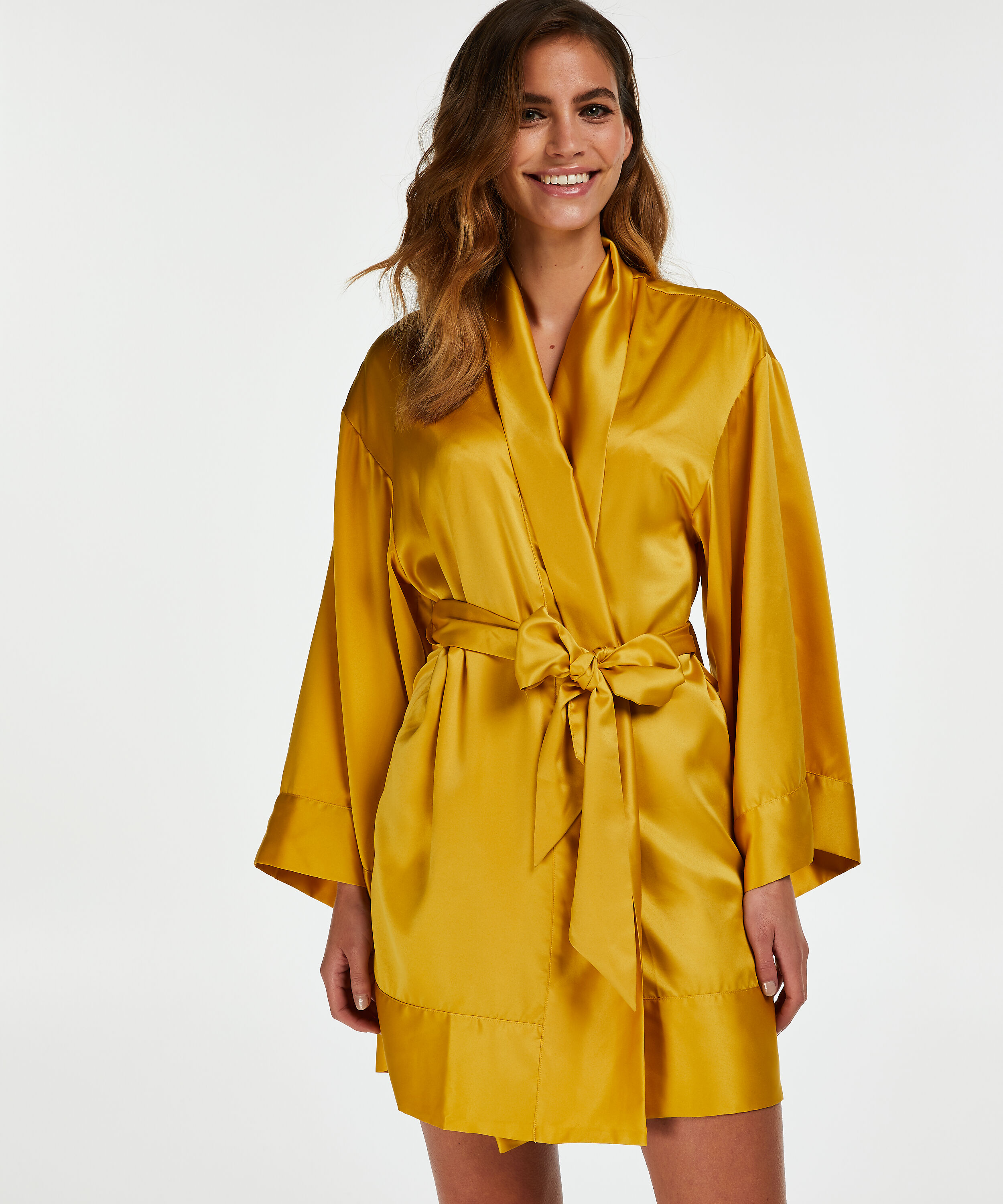 Kimono de sat&eacute;n Flower, Amarillo