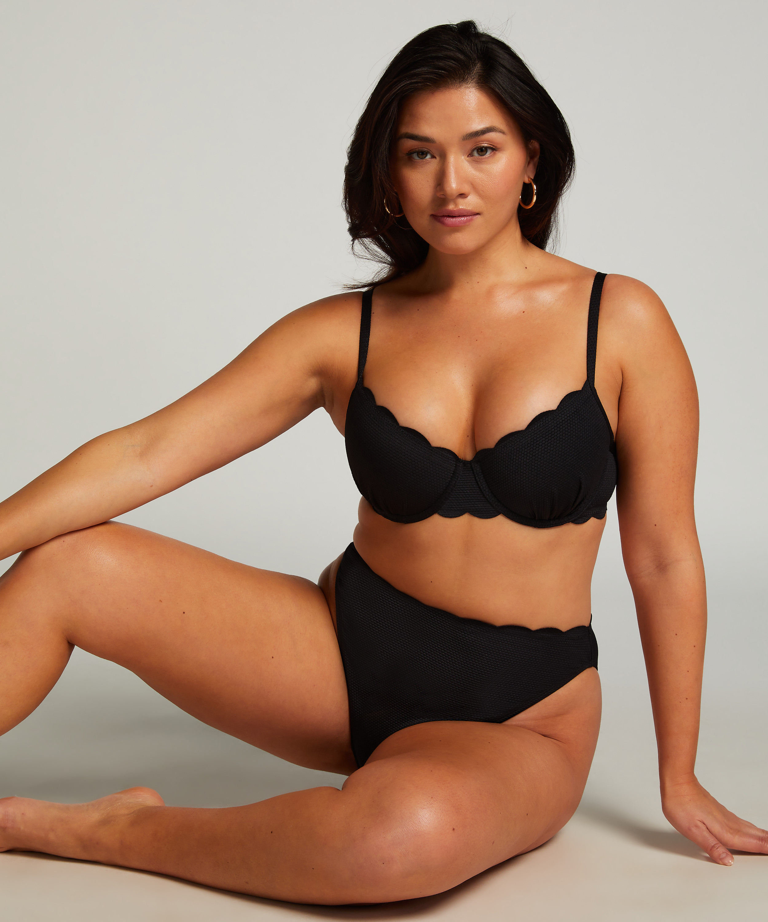 Top de bikini acolchado con aros Scallop, Negro, main