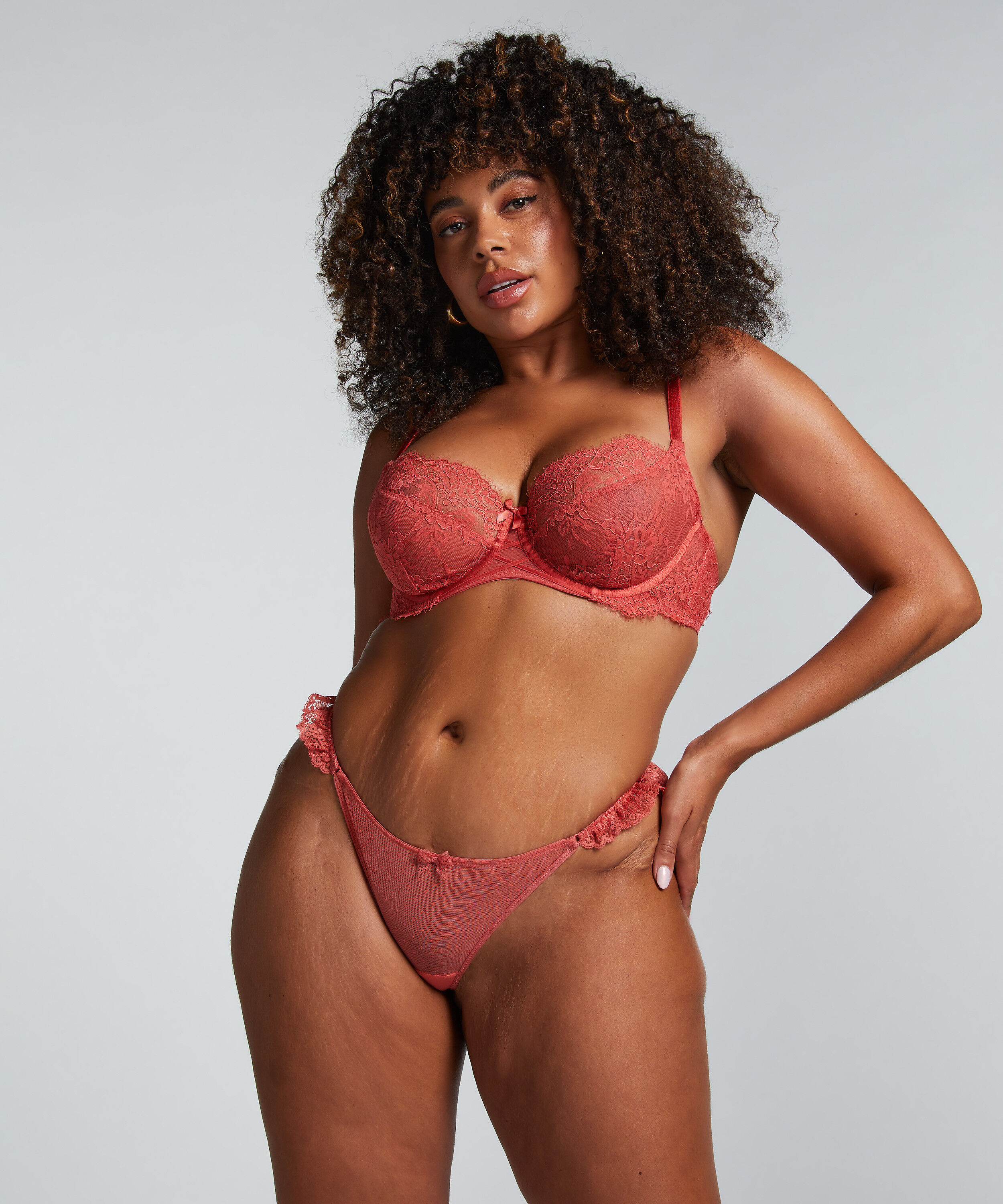 Tanga Mary, Rojo