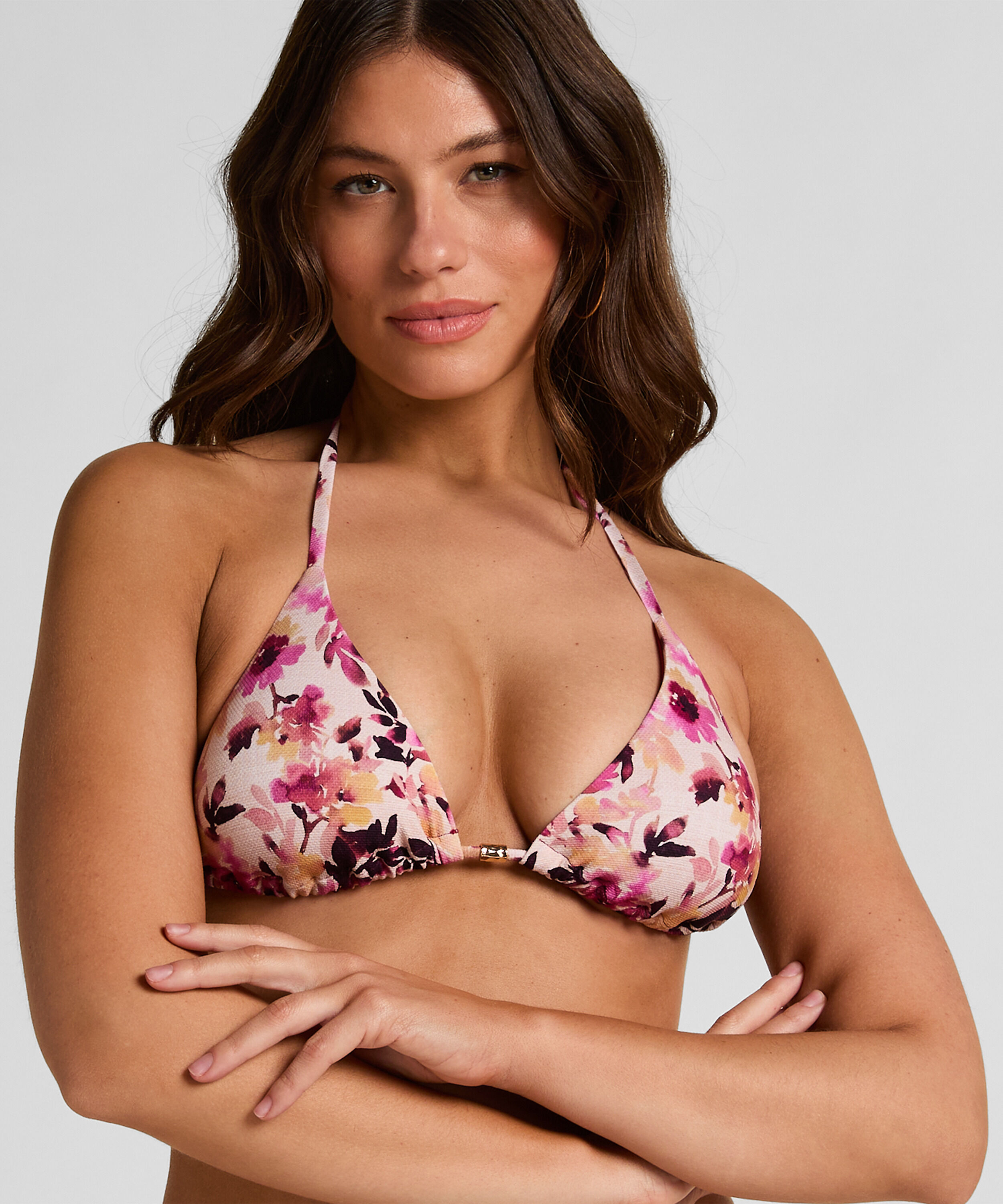 Top de Bikini Triangular Lagos - Estampado Floral con Detalles Dorados, Beige Top de Bikini Triangular Lagos - Estampado Floral con Detalles Dorados, Beige