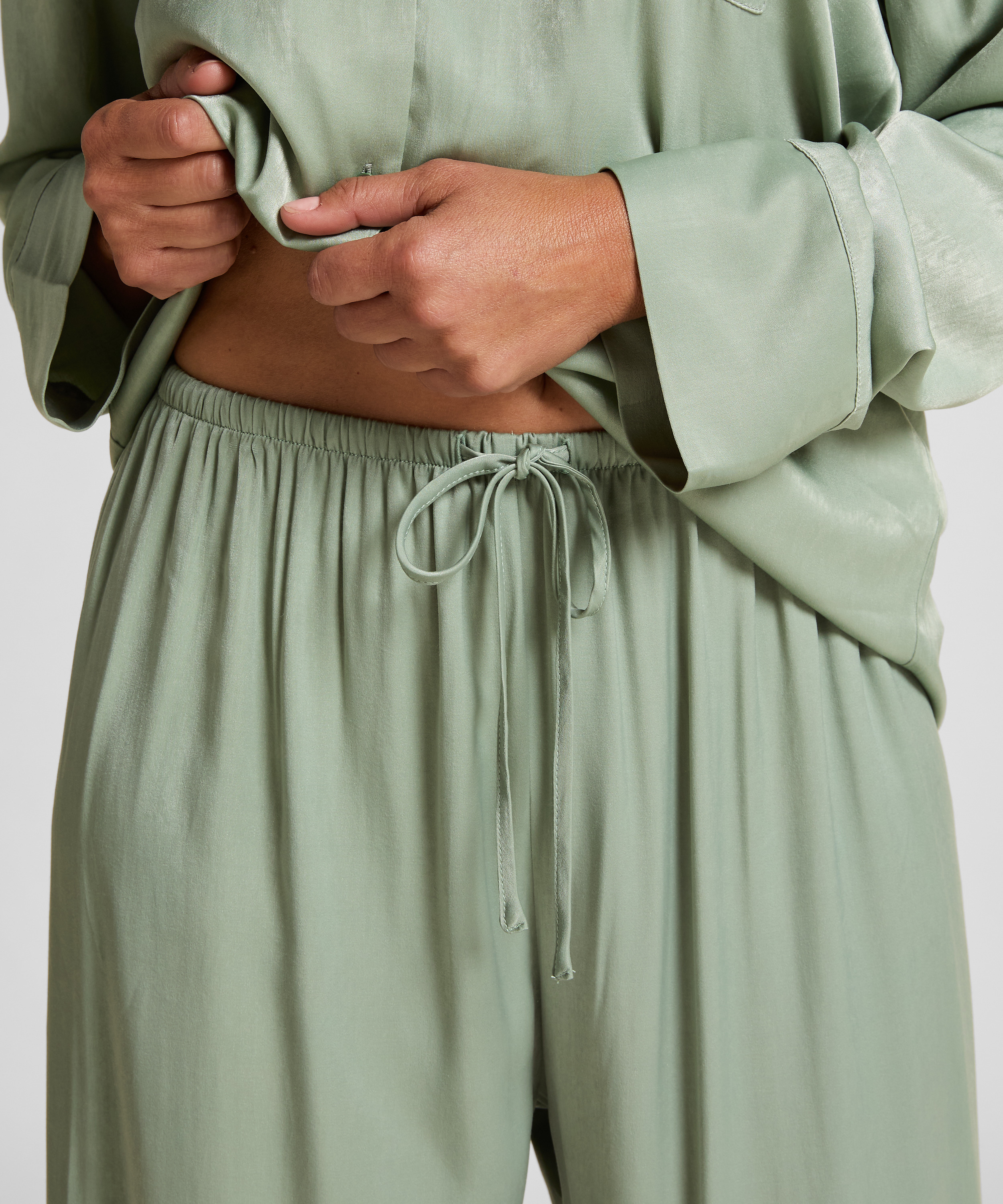 Pantal&oacute;n de sat&eacute;n, Verde, main