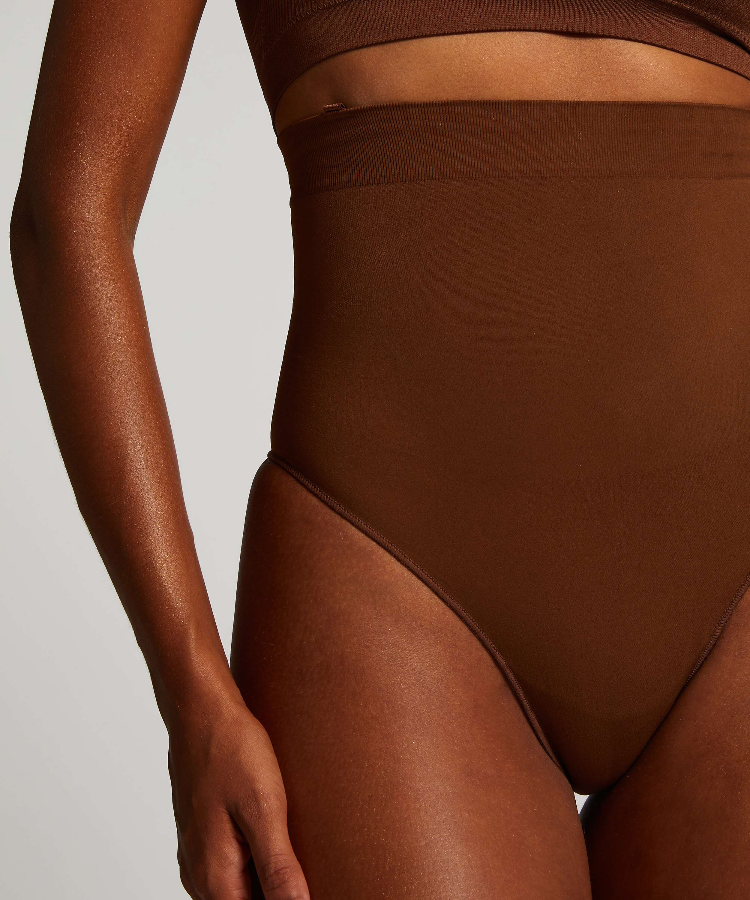 Invisible Tanga, Rojo, main