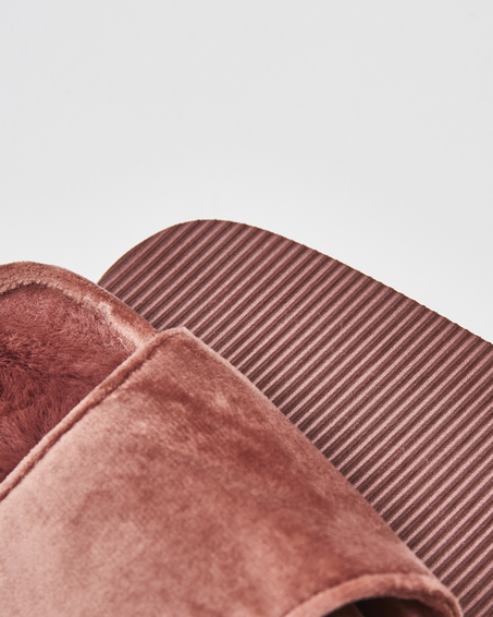 Pantuflas de terciopelo y piel sint&eacute;tica, Rosa