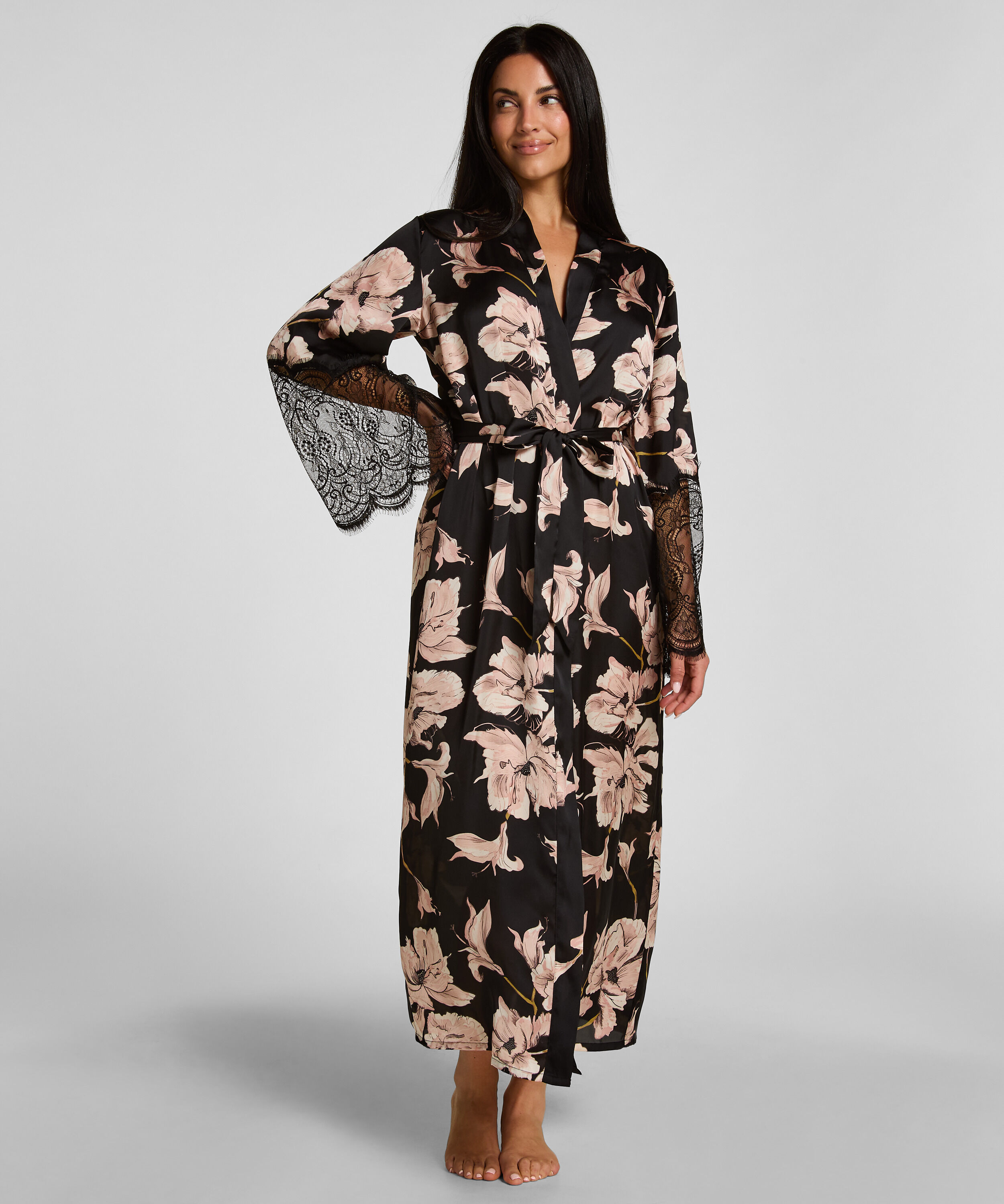 Kimono largo de raso con encaje, Negro Kimono largo de raso con encaje, Negro