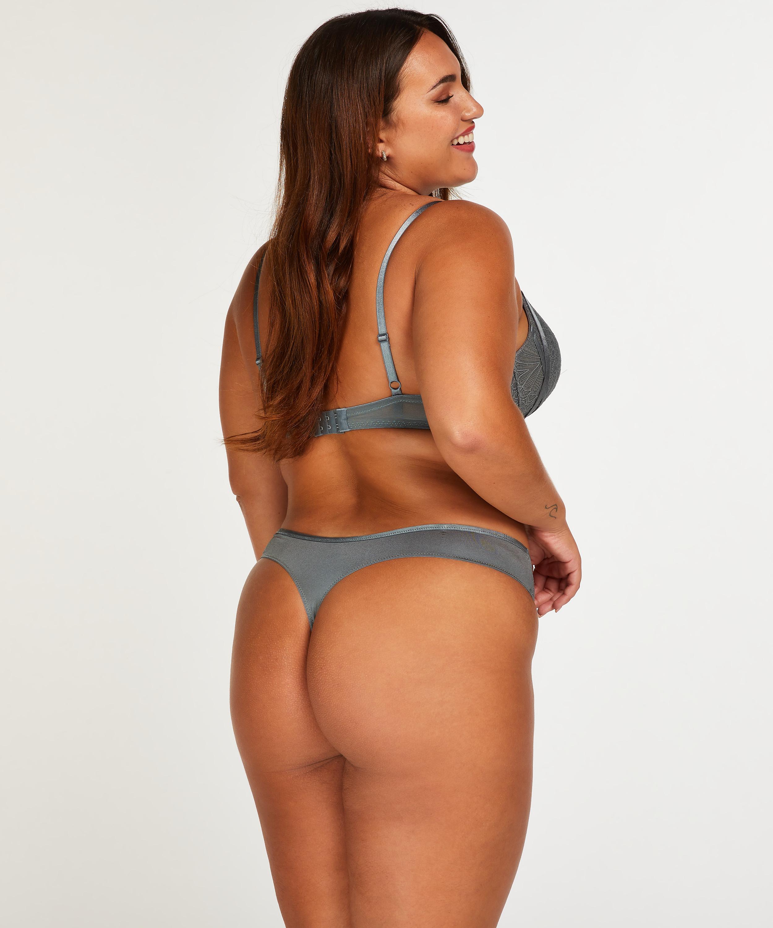 Tanga Naomi, Azul, main
