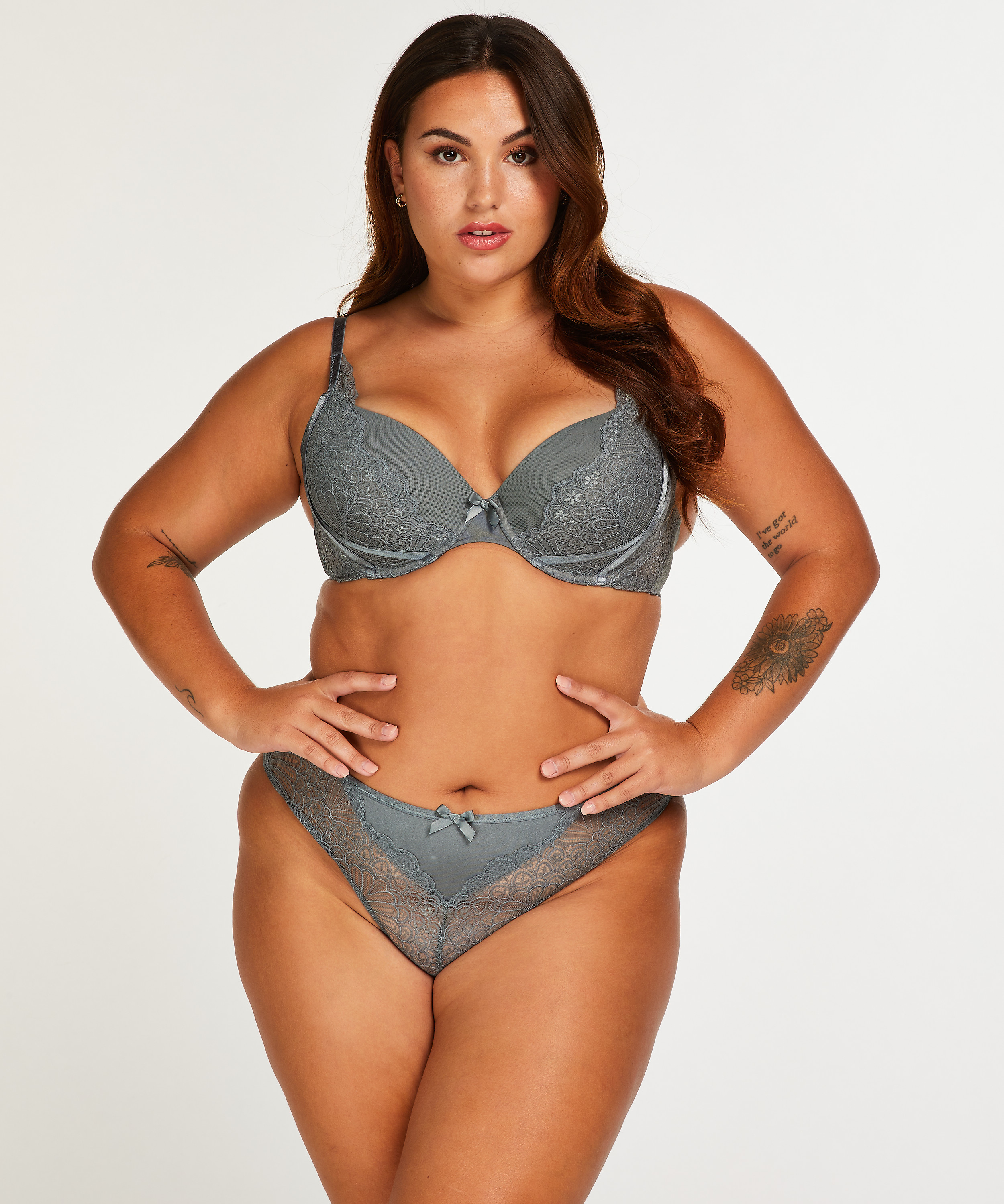 Tanga Naomi, Azul, main