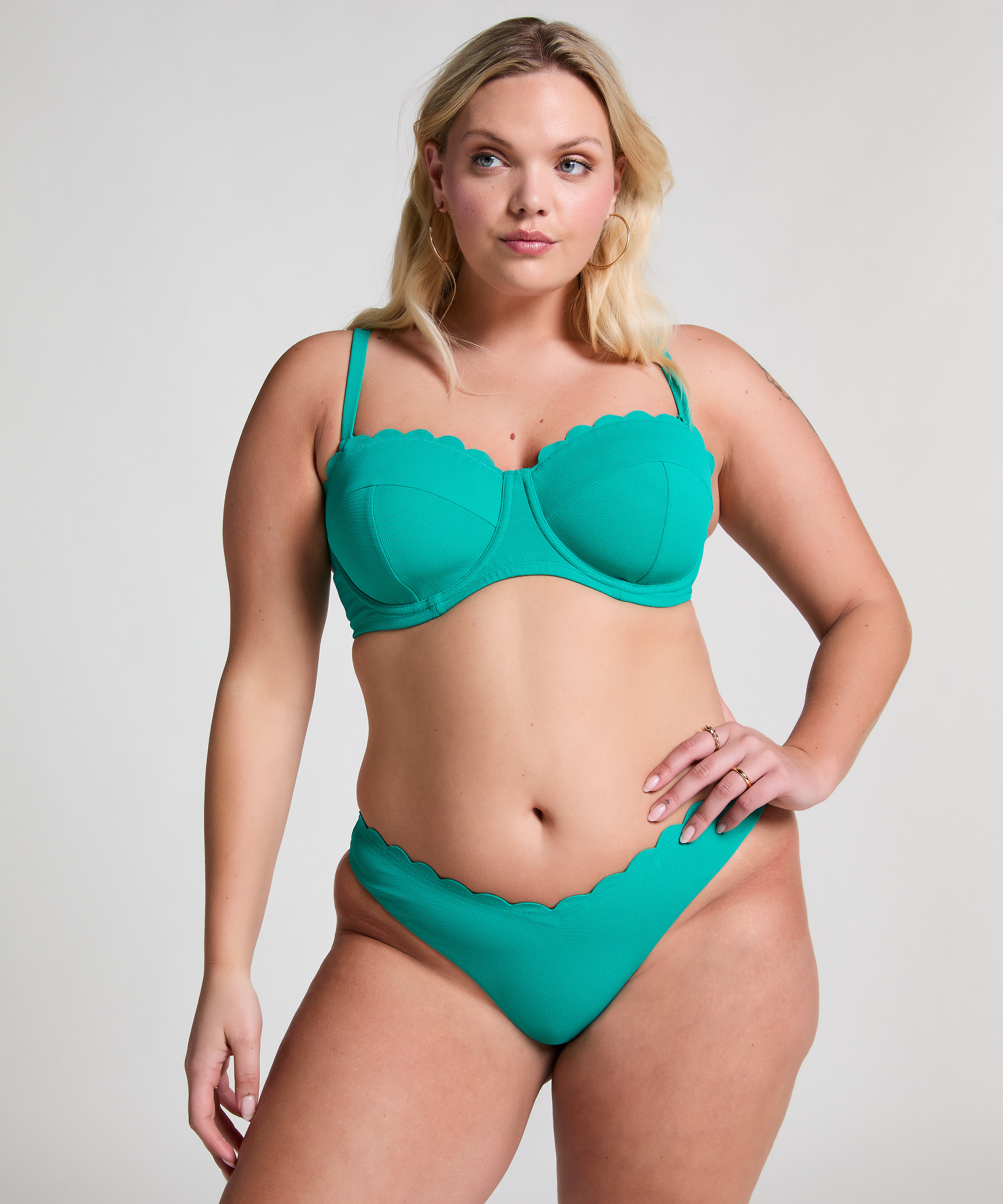 Top de bikini con aros, sin tiras y acolchado Scallop Copa E +, Verde, main