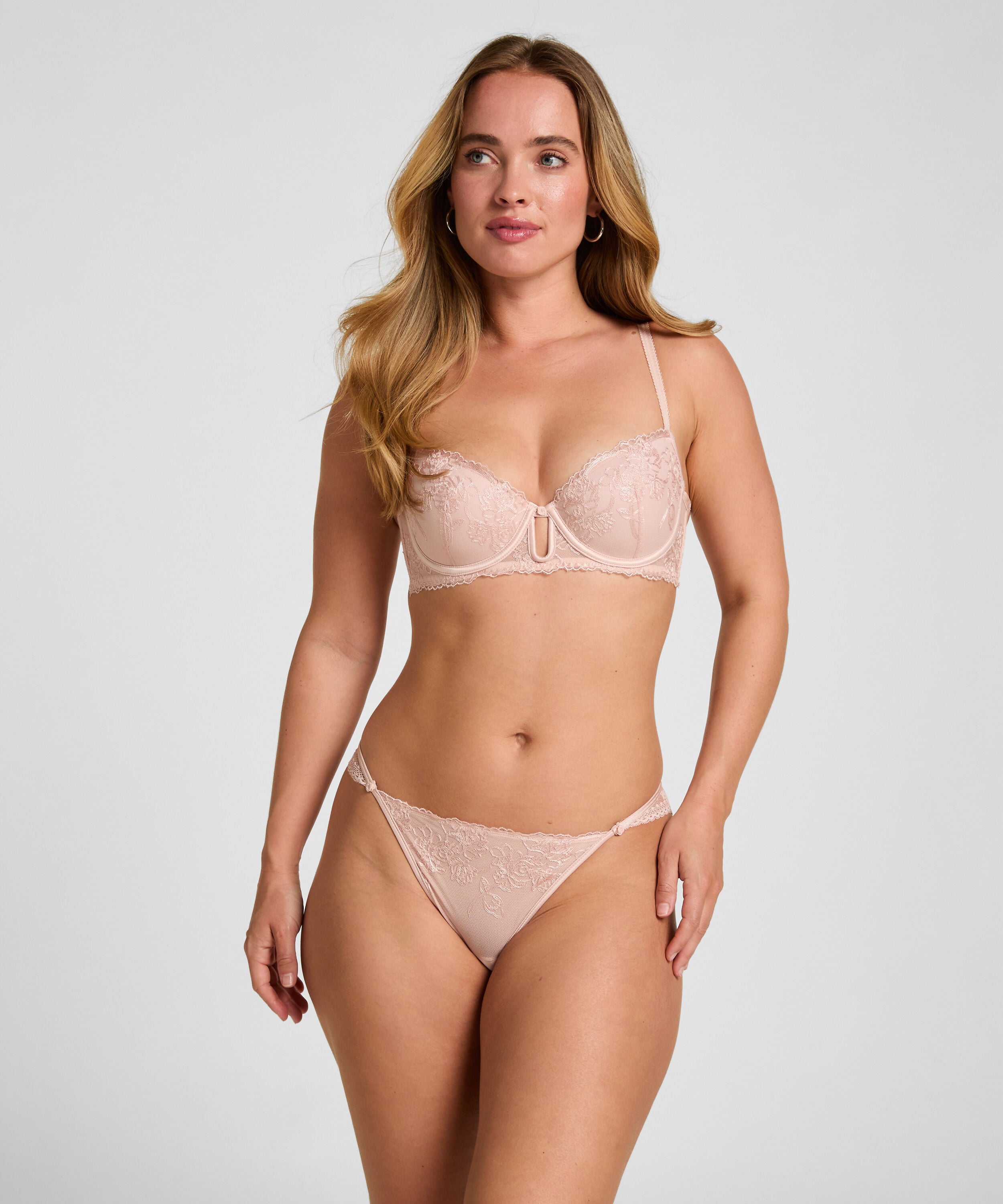 Brasileña Nola, Rosa