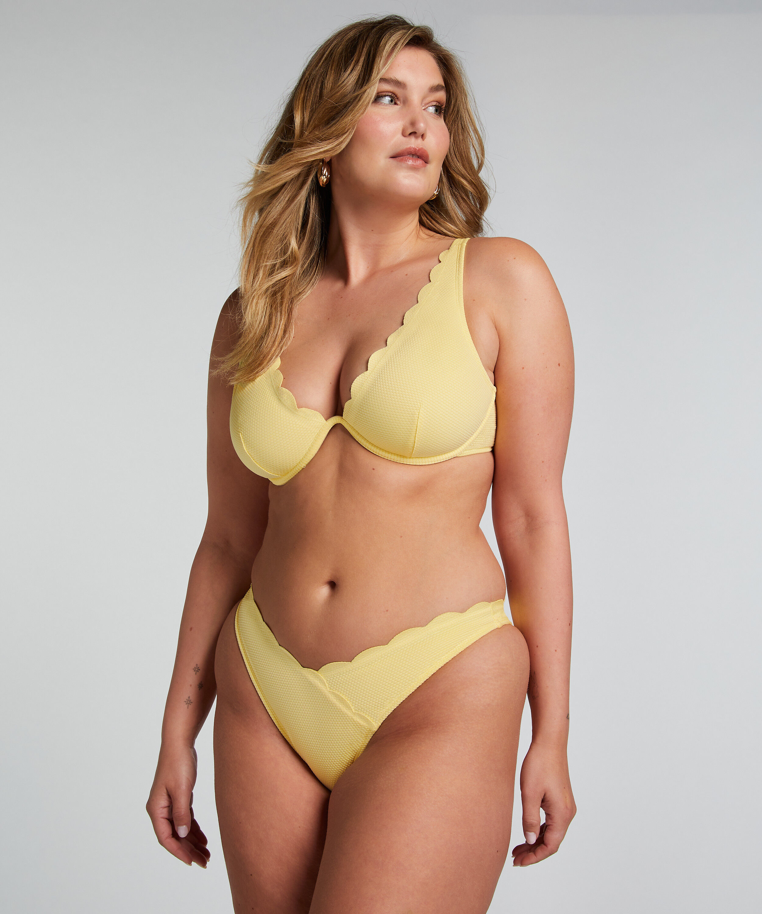 Braguita de Bikini de Corte Alto Scallop, Amarillo