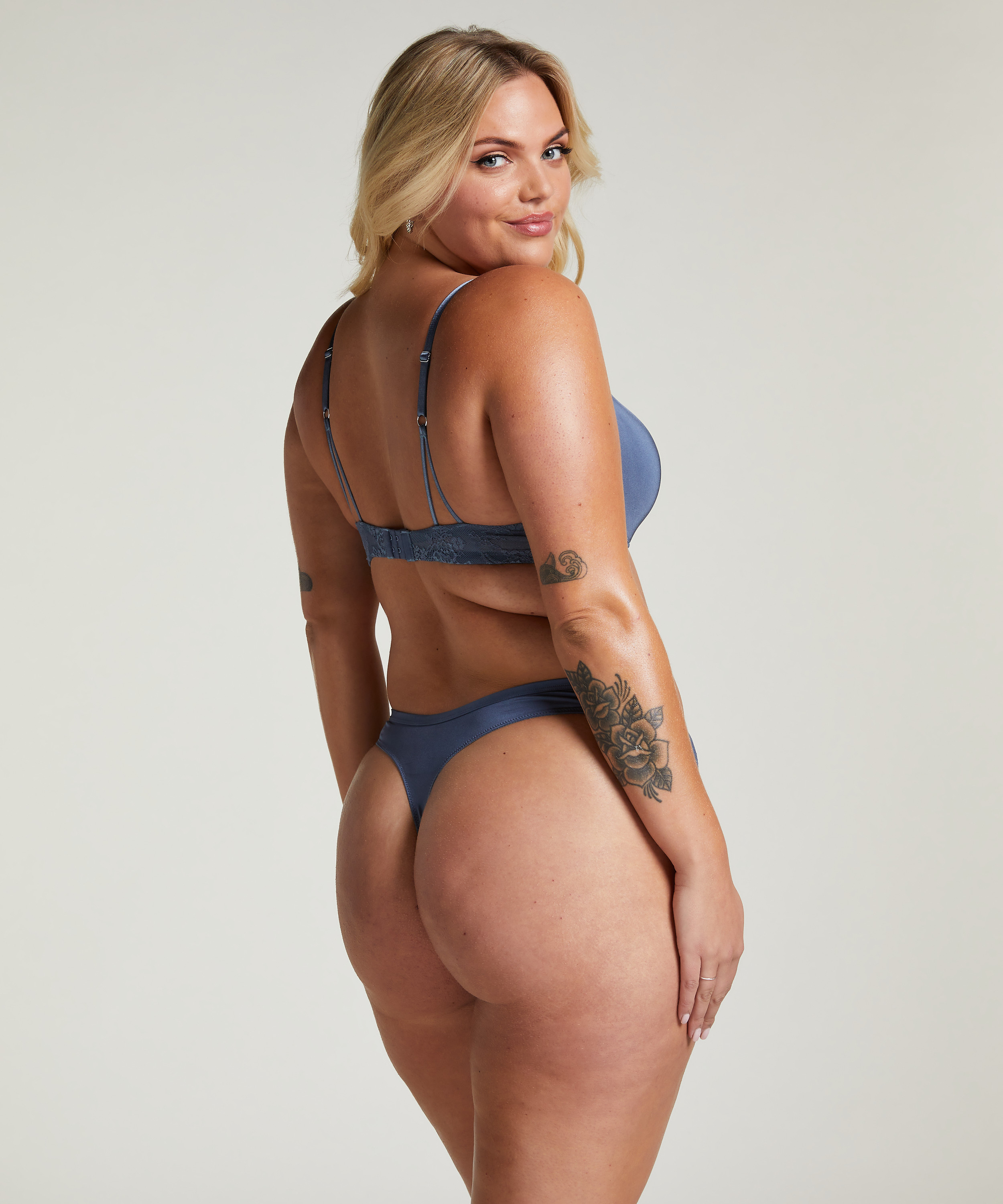 Tanga Lea, Gris, main