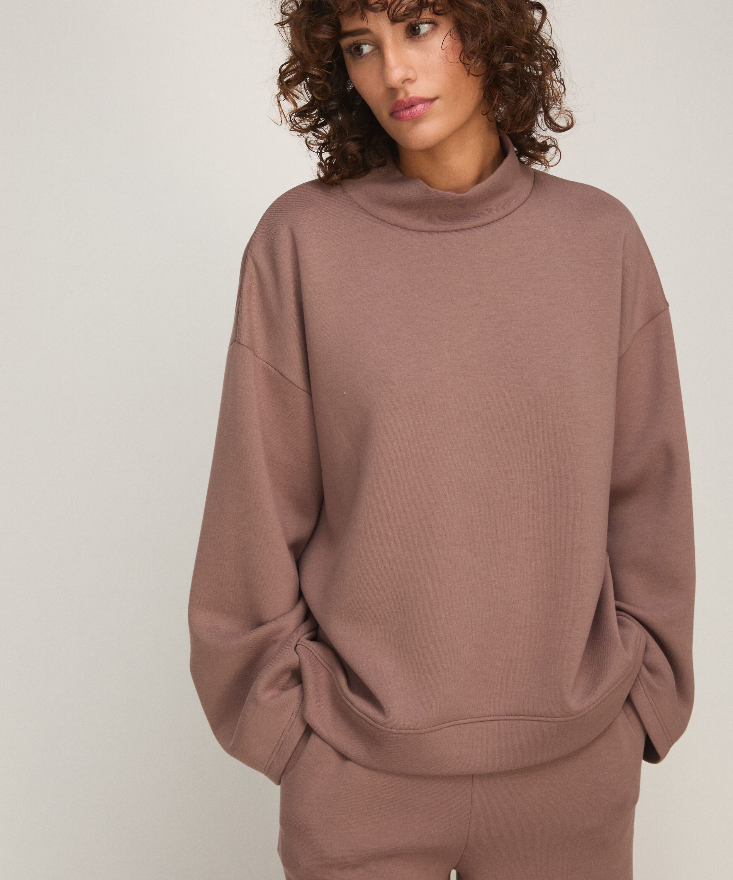 Top de Viscosa con Cuello Alto, Marrón