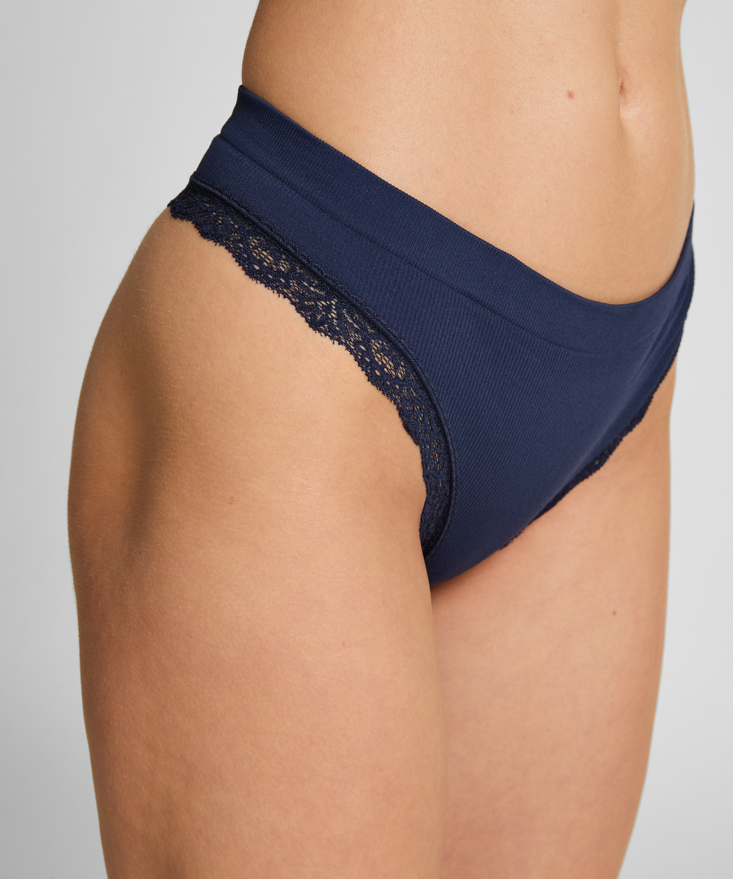Tanga Lola, Azul, main