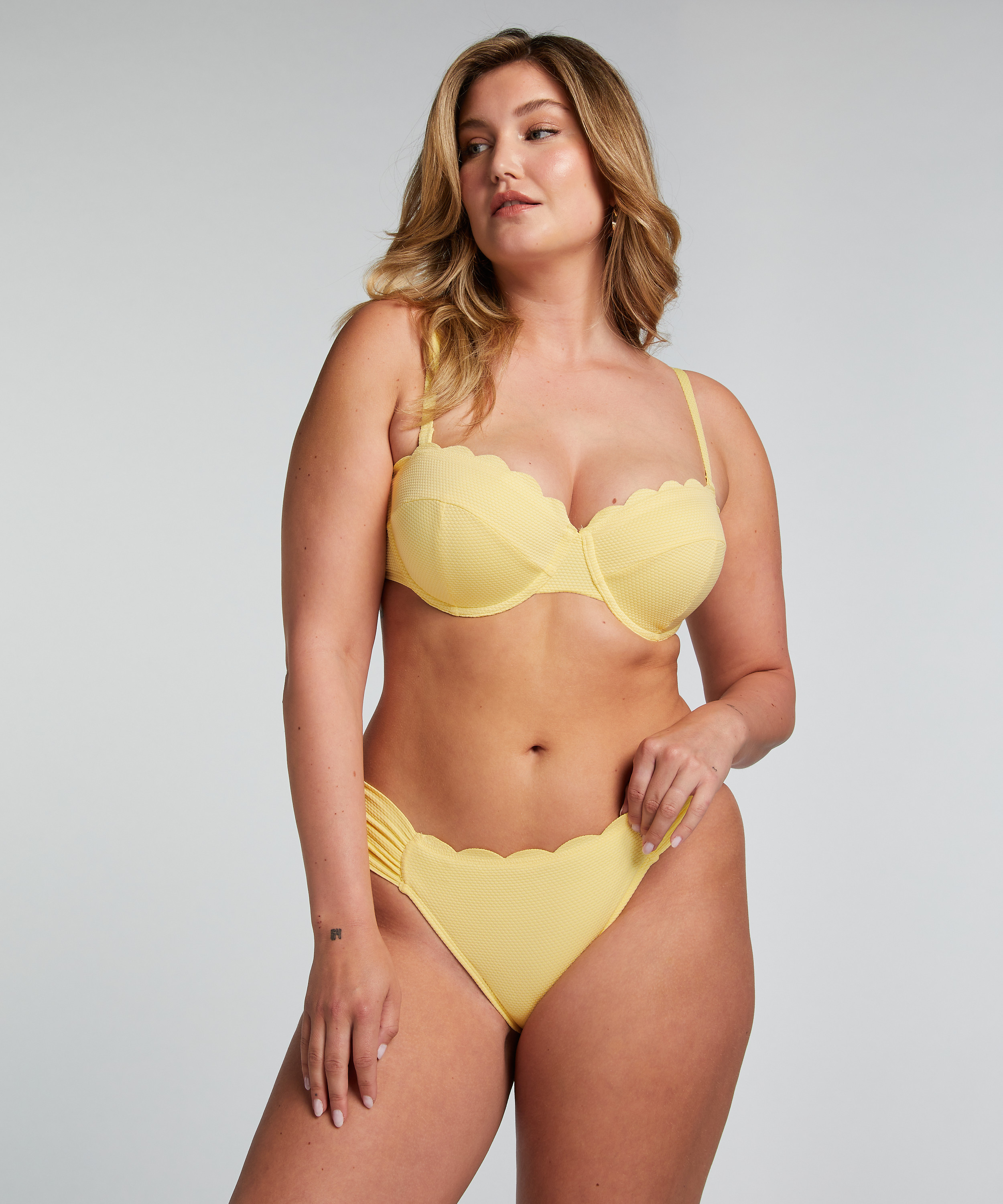 Top de bikini con aros, sin tiras y acolchado Scallop Copa E +, Amarillo, main