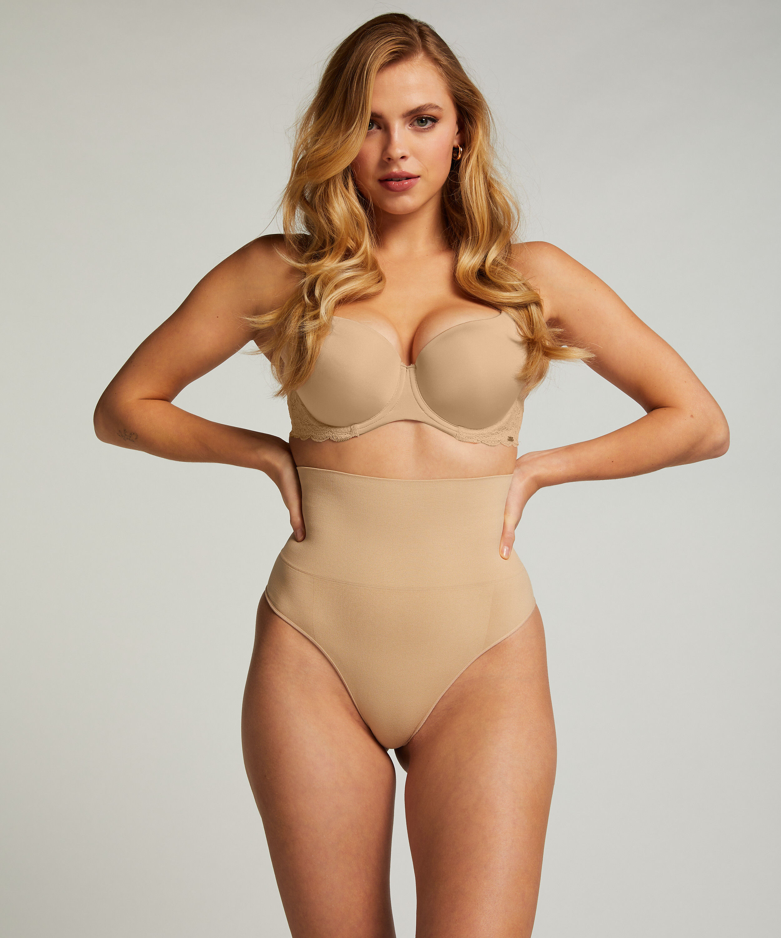Tanga reafirmante de corte alto seamless, Beige