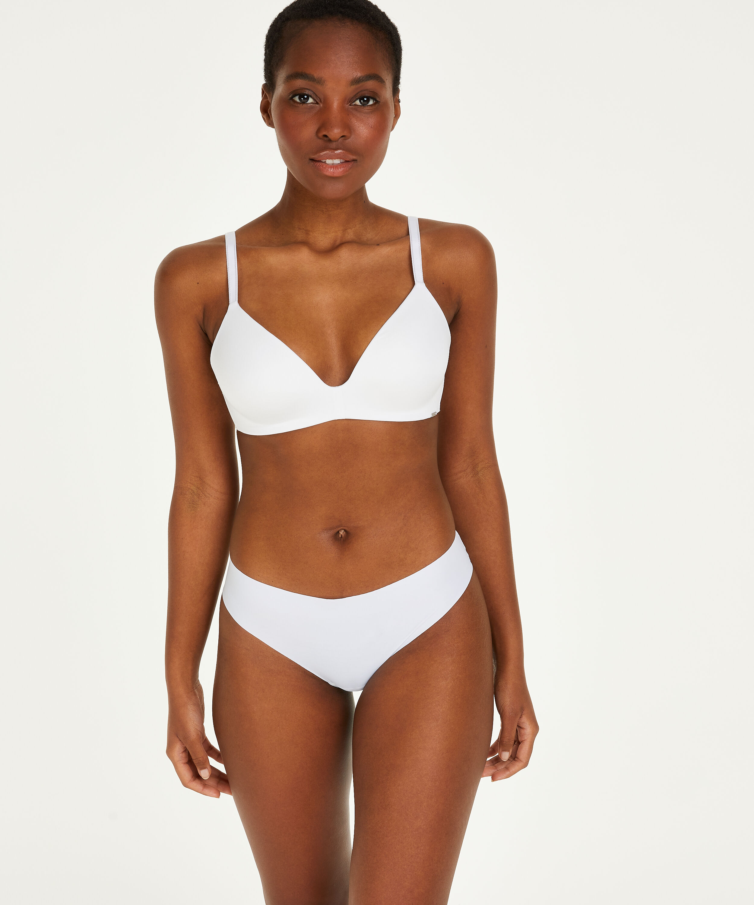 Braguita brasile&ntilde;a invisible, Blanco