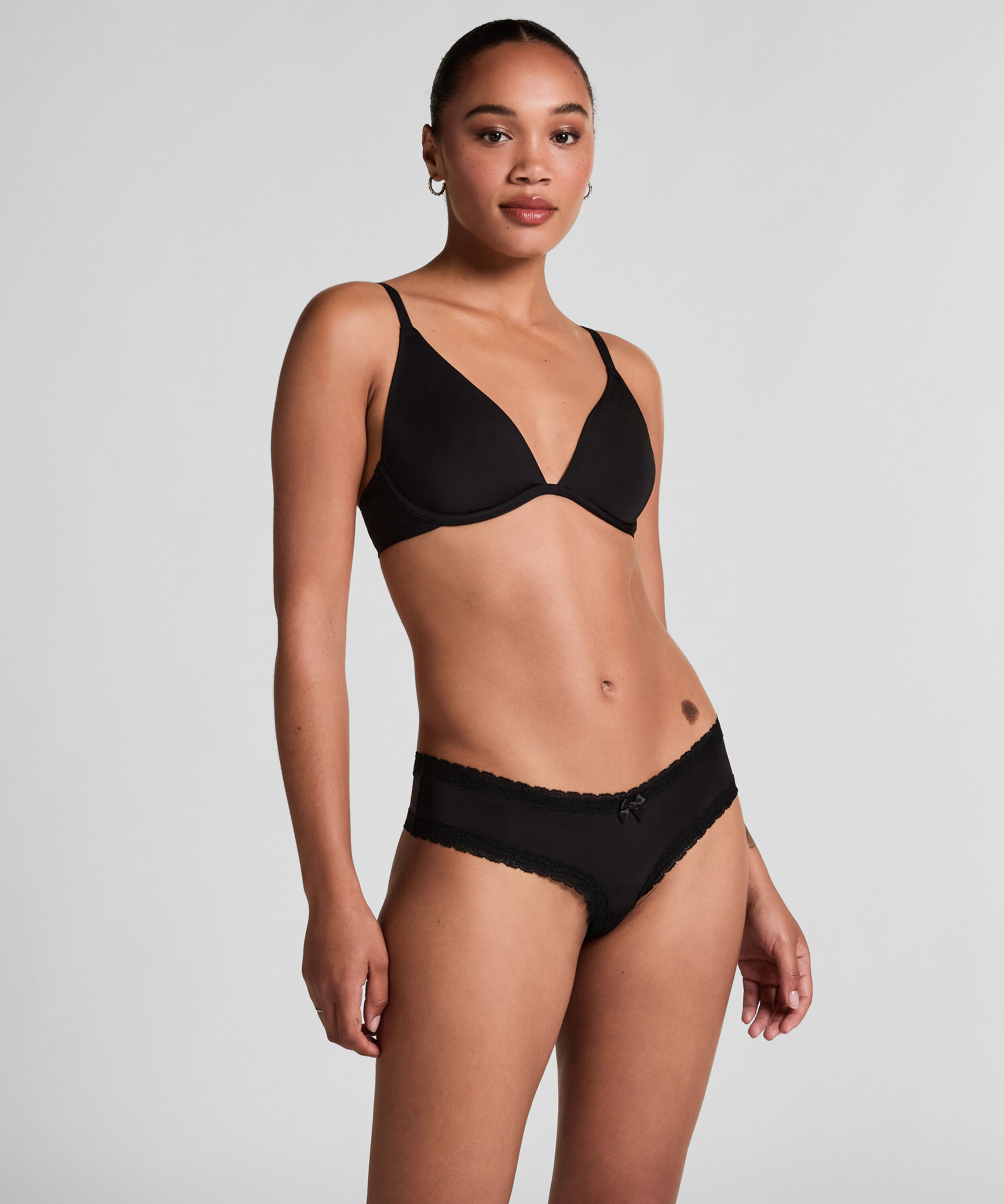 Braguita basileña con forma de V London, Negro