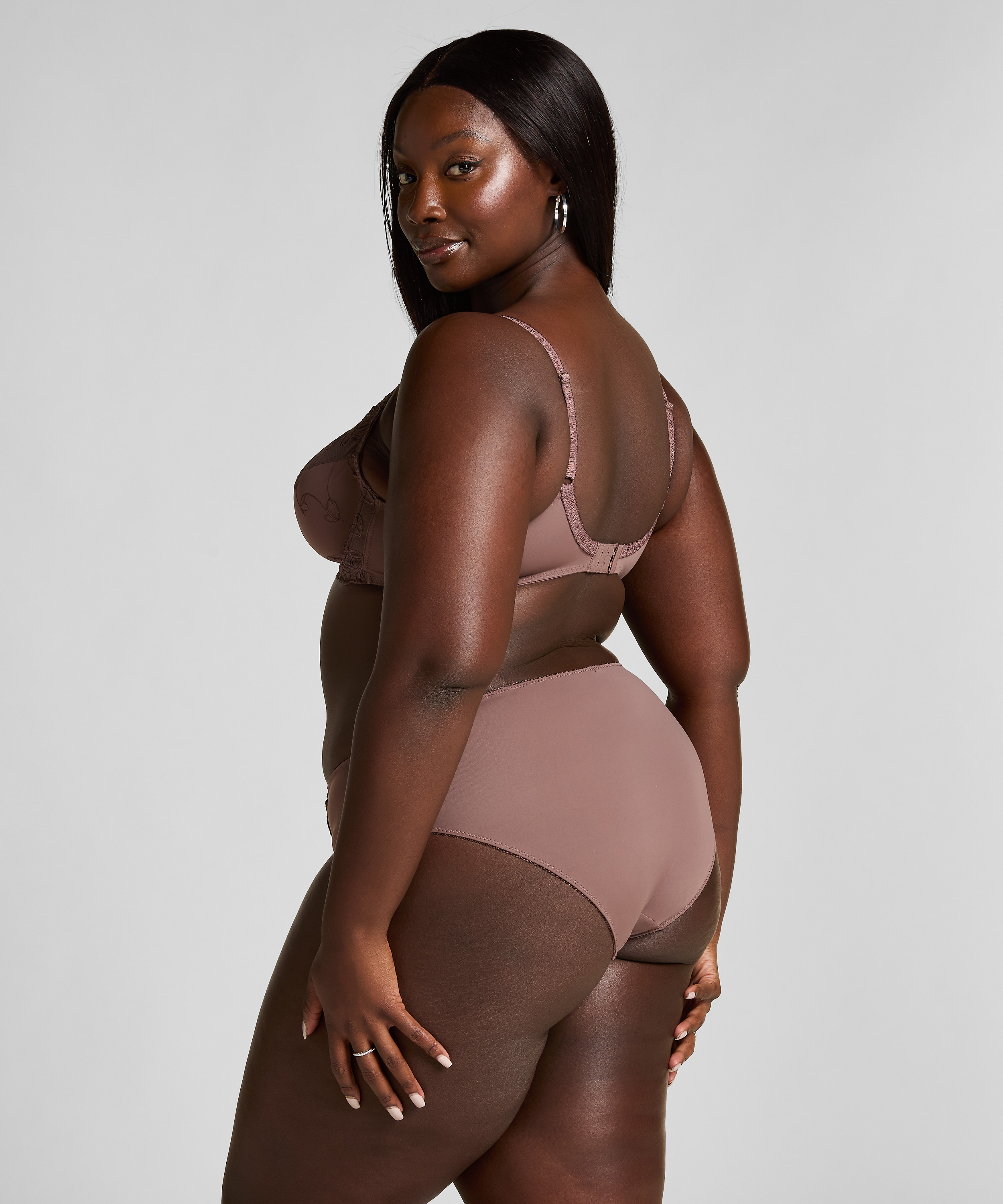 Braguita Diva, Marr&oacute;n, main