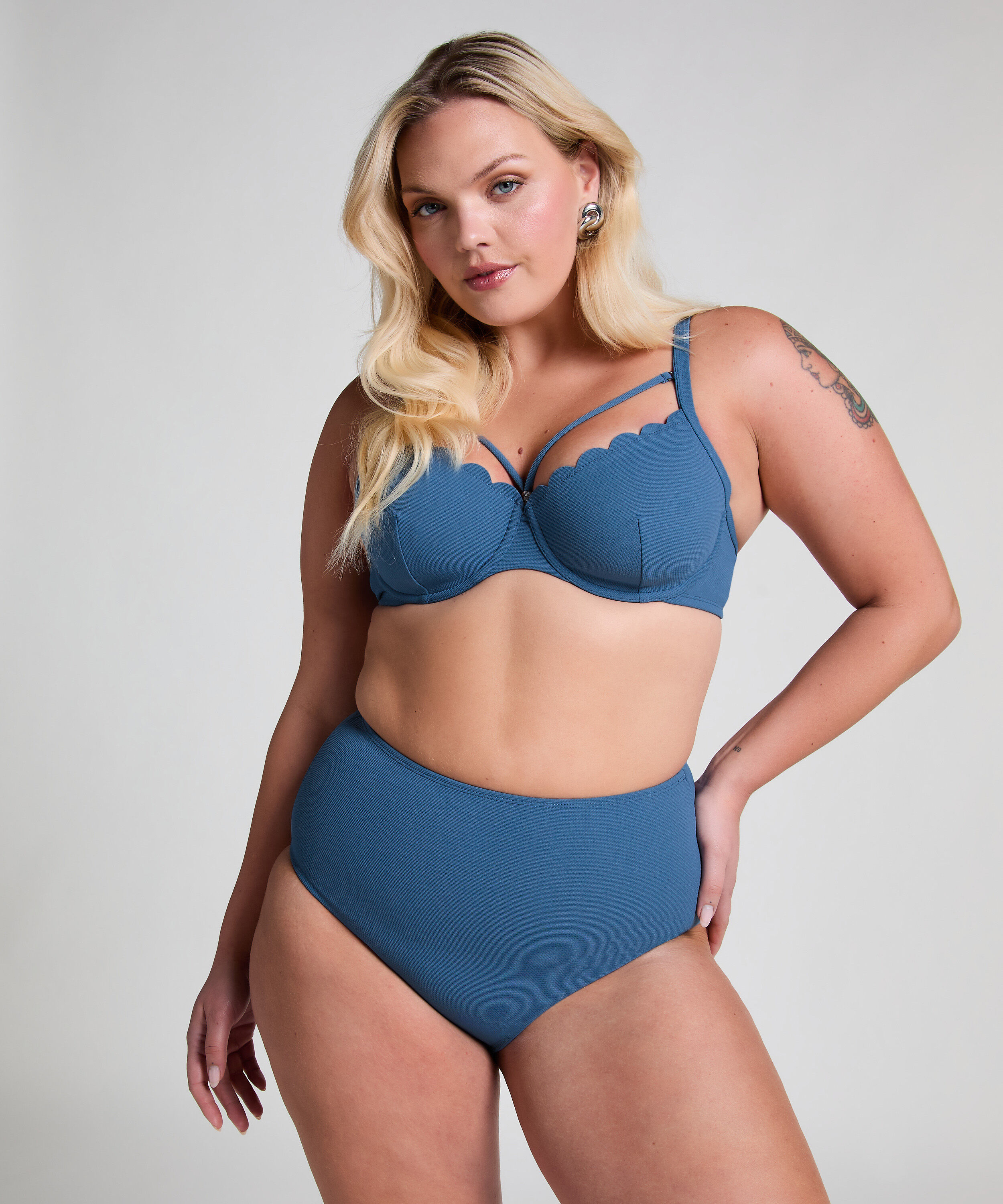 Top de bikini acolchado con aros Scallop