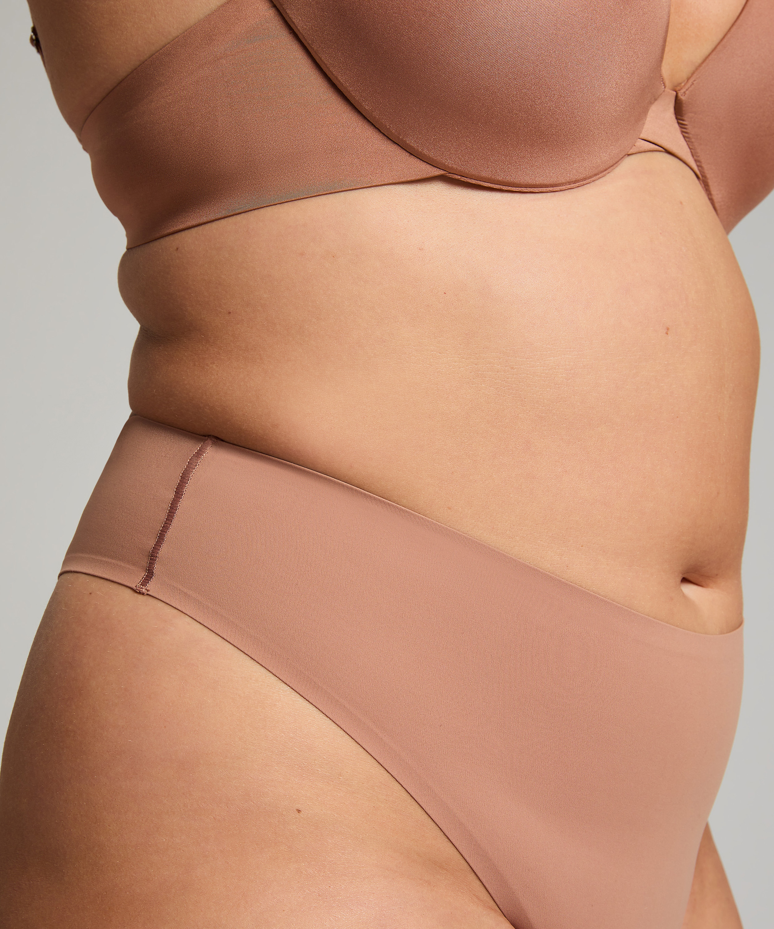 Tanga Smooth, Marr&oacute;n, main