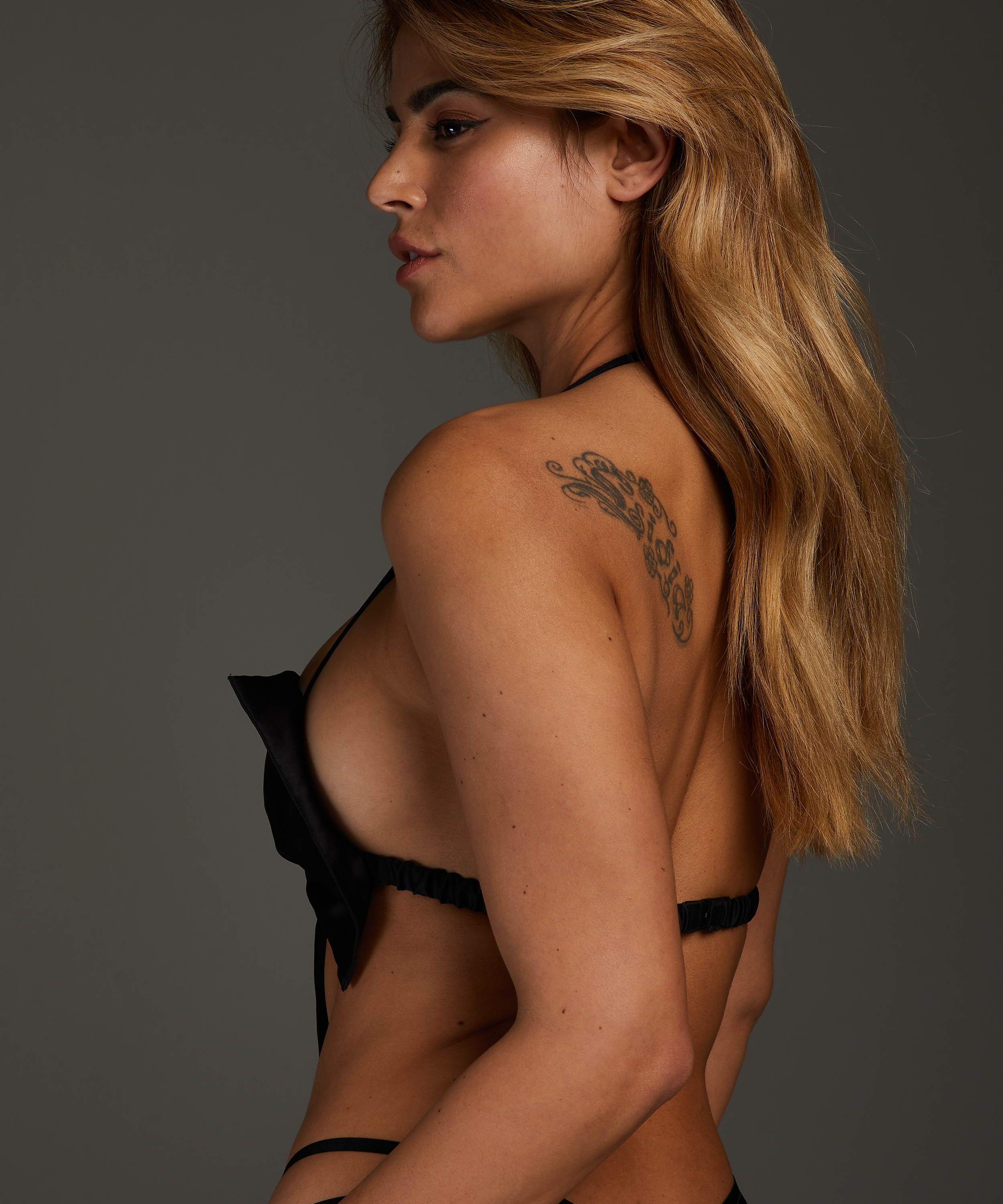 Unwrap me bow, Negro, main