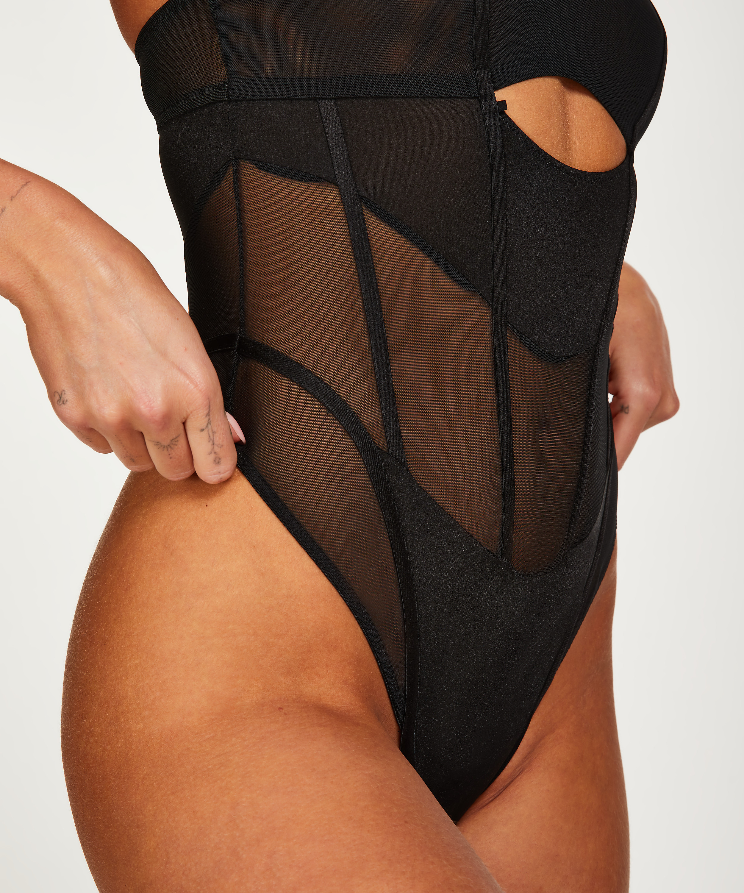 Bodi Naughty, Negro, main