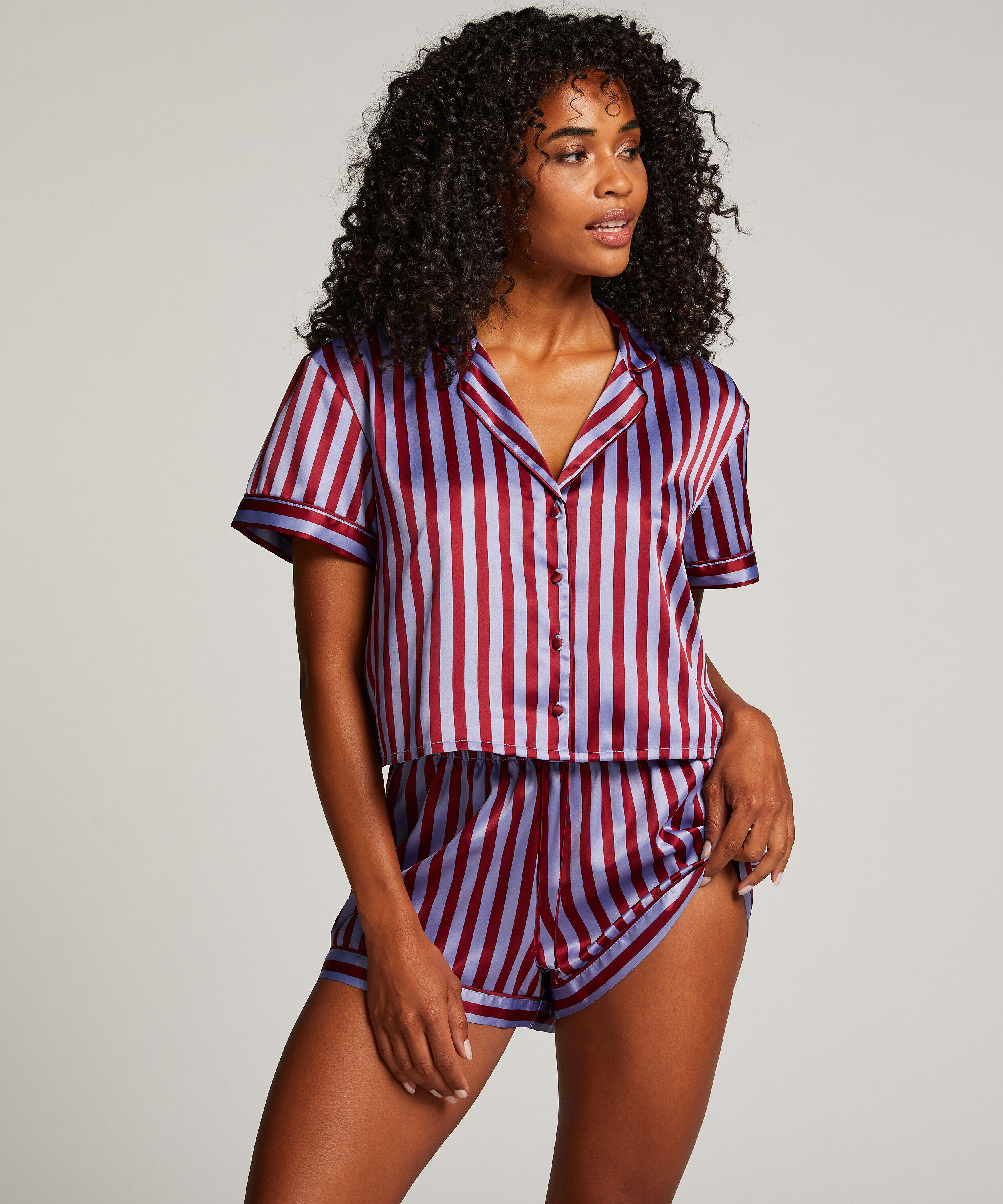 Pantal&oacute;n corto de sat&eacute;n, Morado