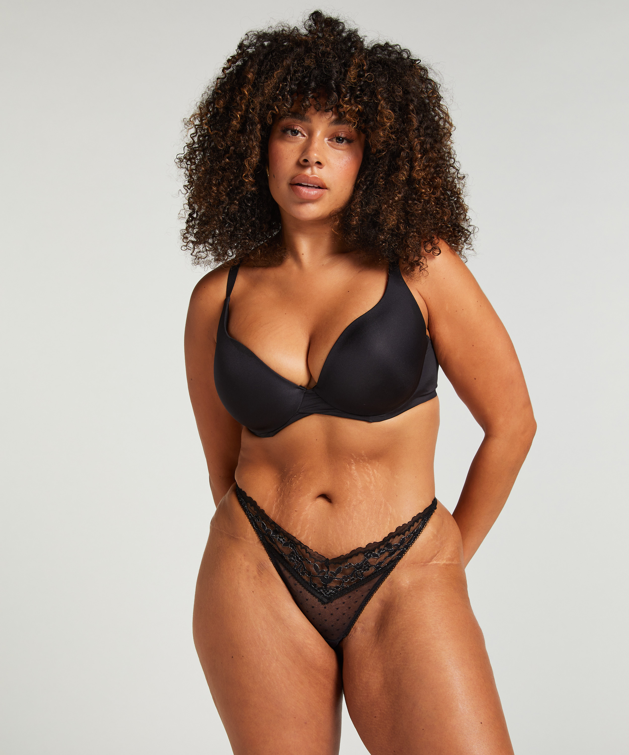 Tanga Alina, Negro, main