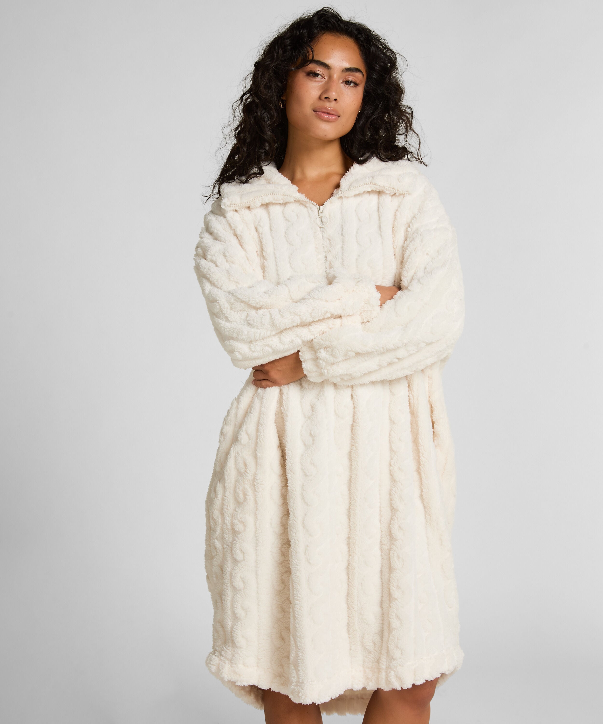 Poncho de Forro Polar con Tejido de Trenzas