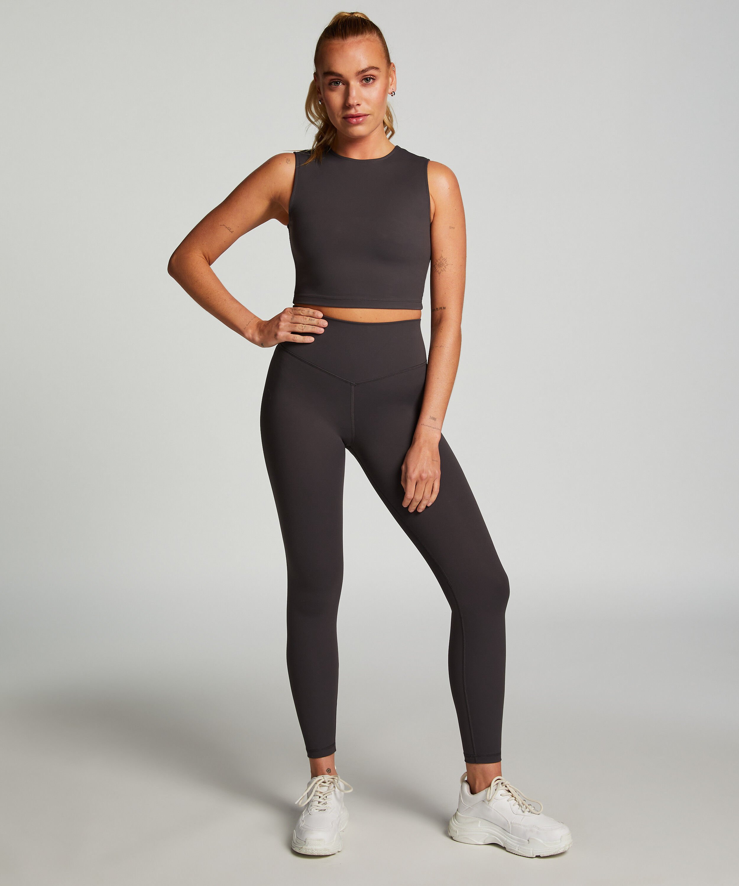 HKMX Top deportivo, Gris