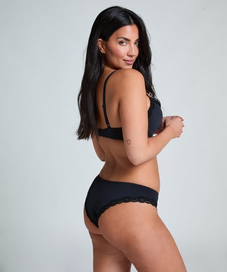 Brasile&ntilde;a Lola, Negro