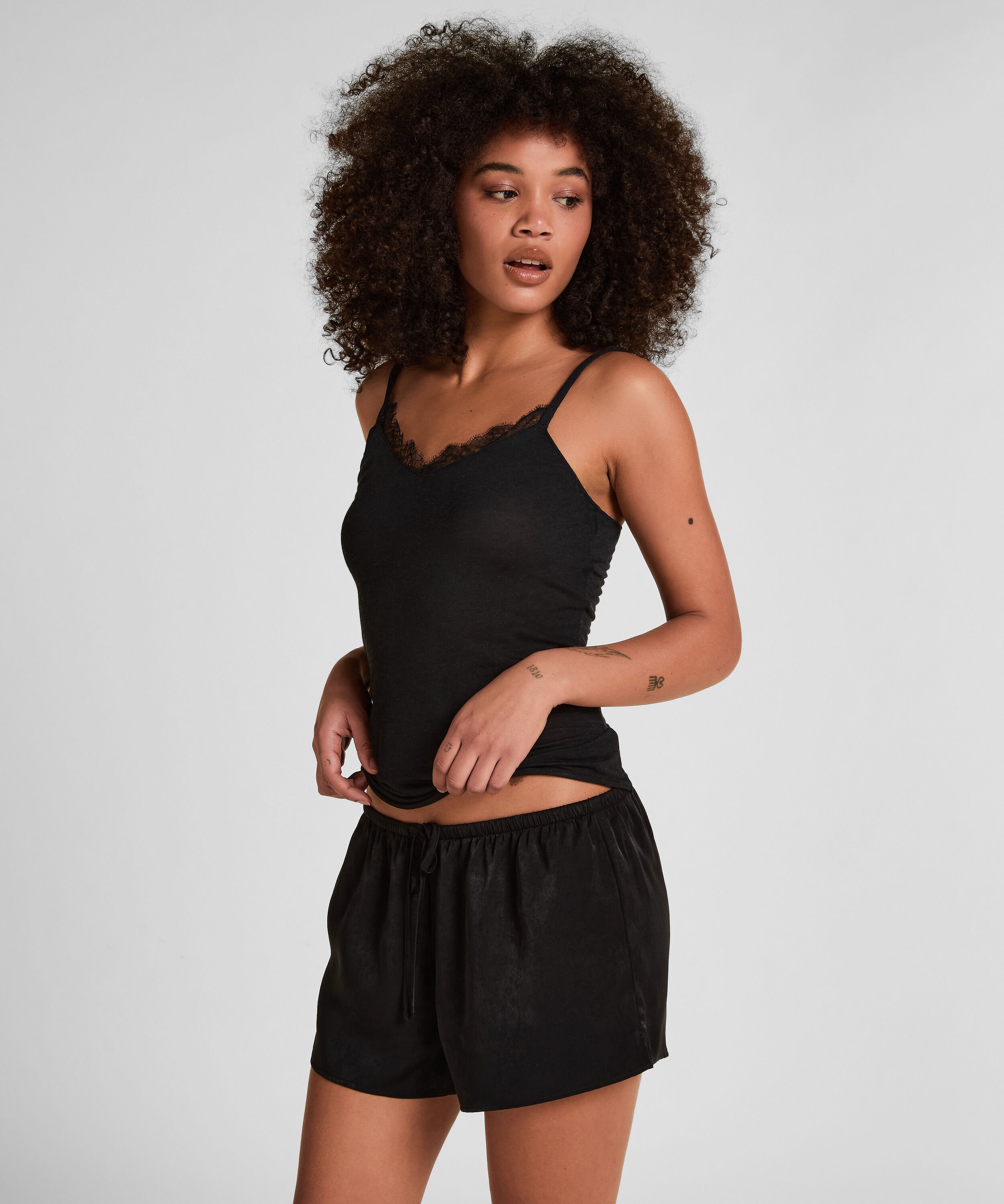 Camiseta de encaje con cuello en V supersuave y cachemira