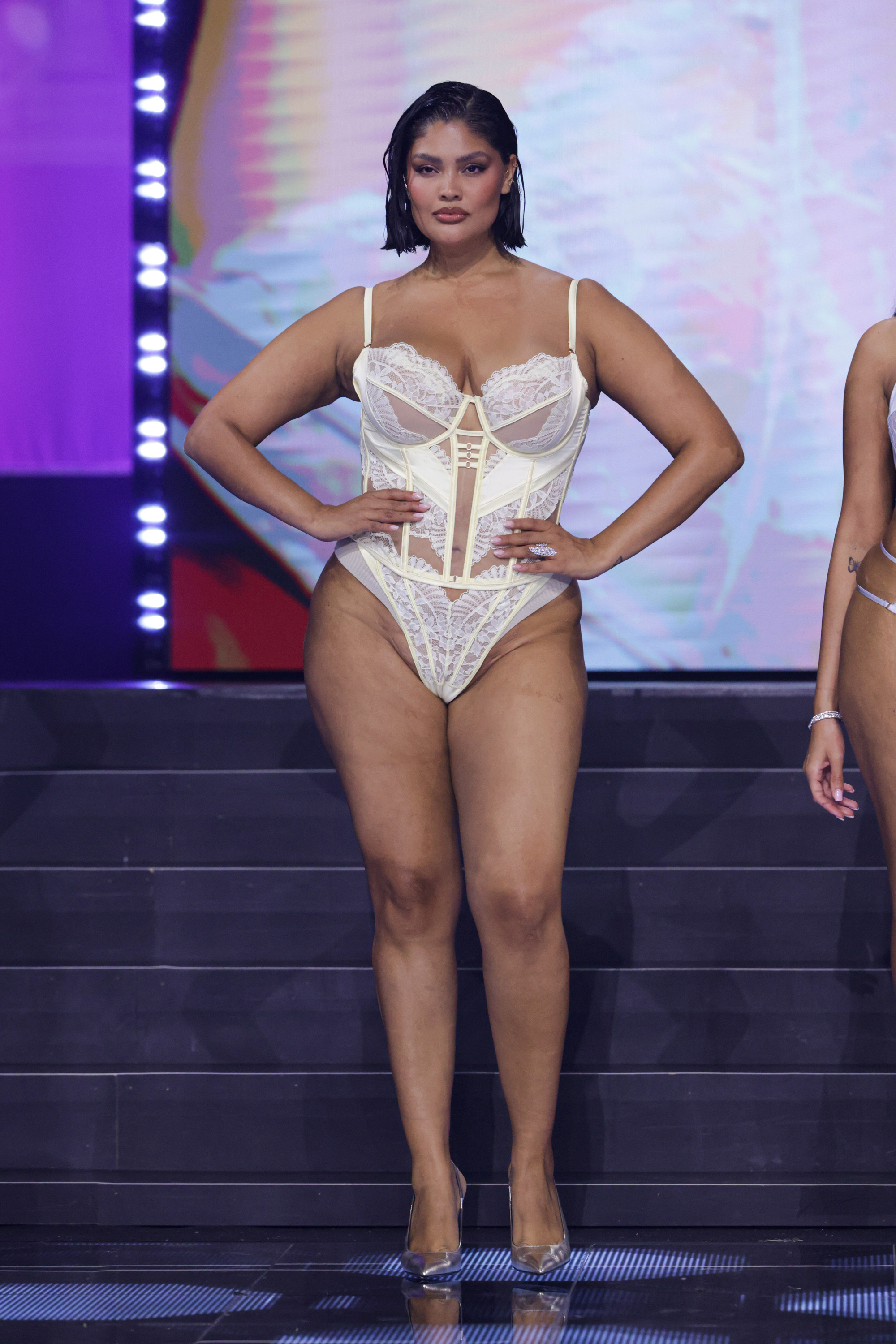 Tanga Almendra, Amarillo, main