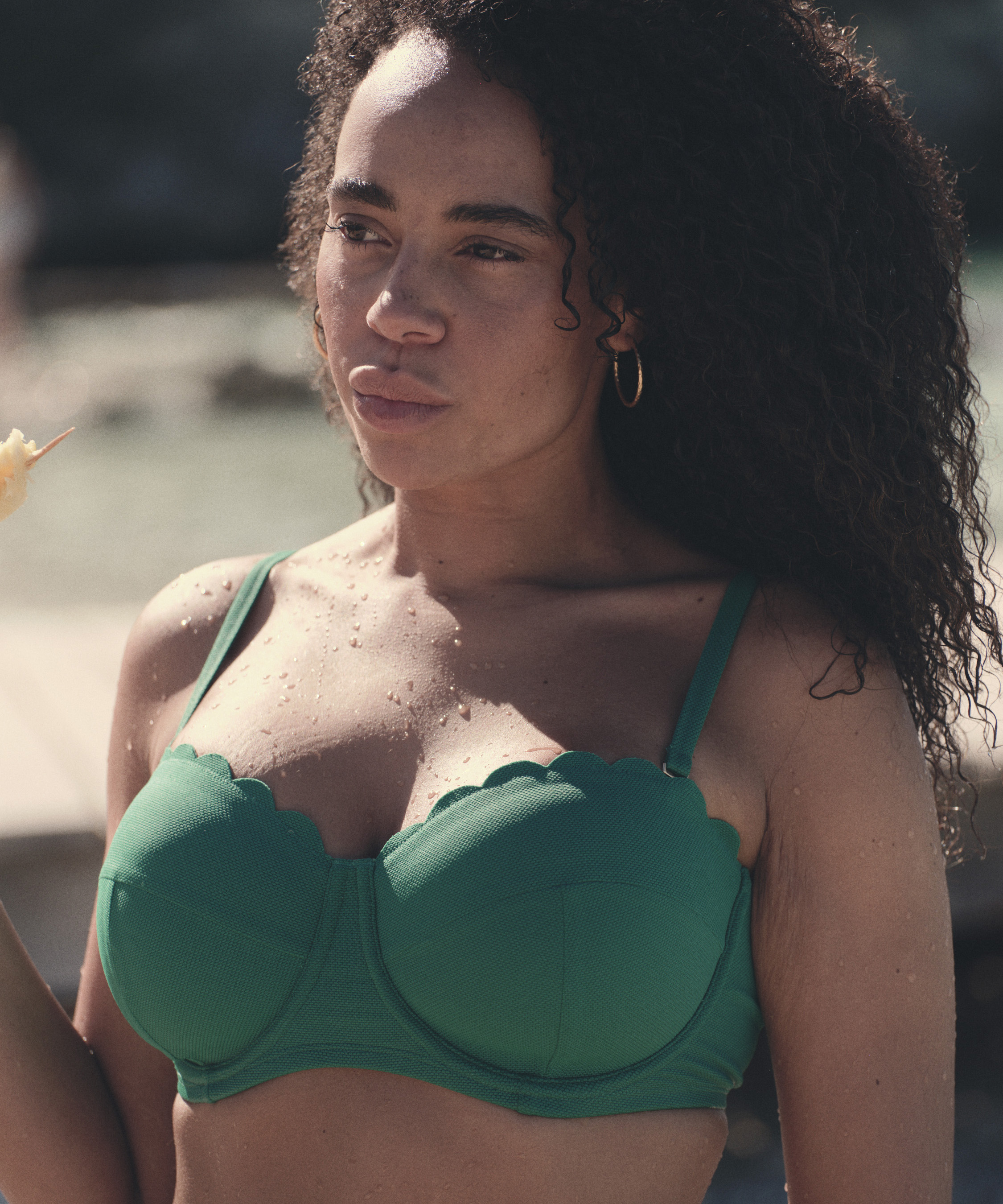 Top de bikini con aros, sin tiras y acolchado Scallop Copa E +, Verde, main