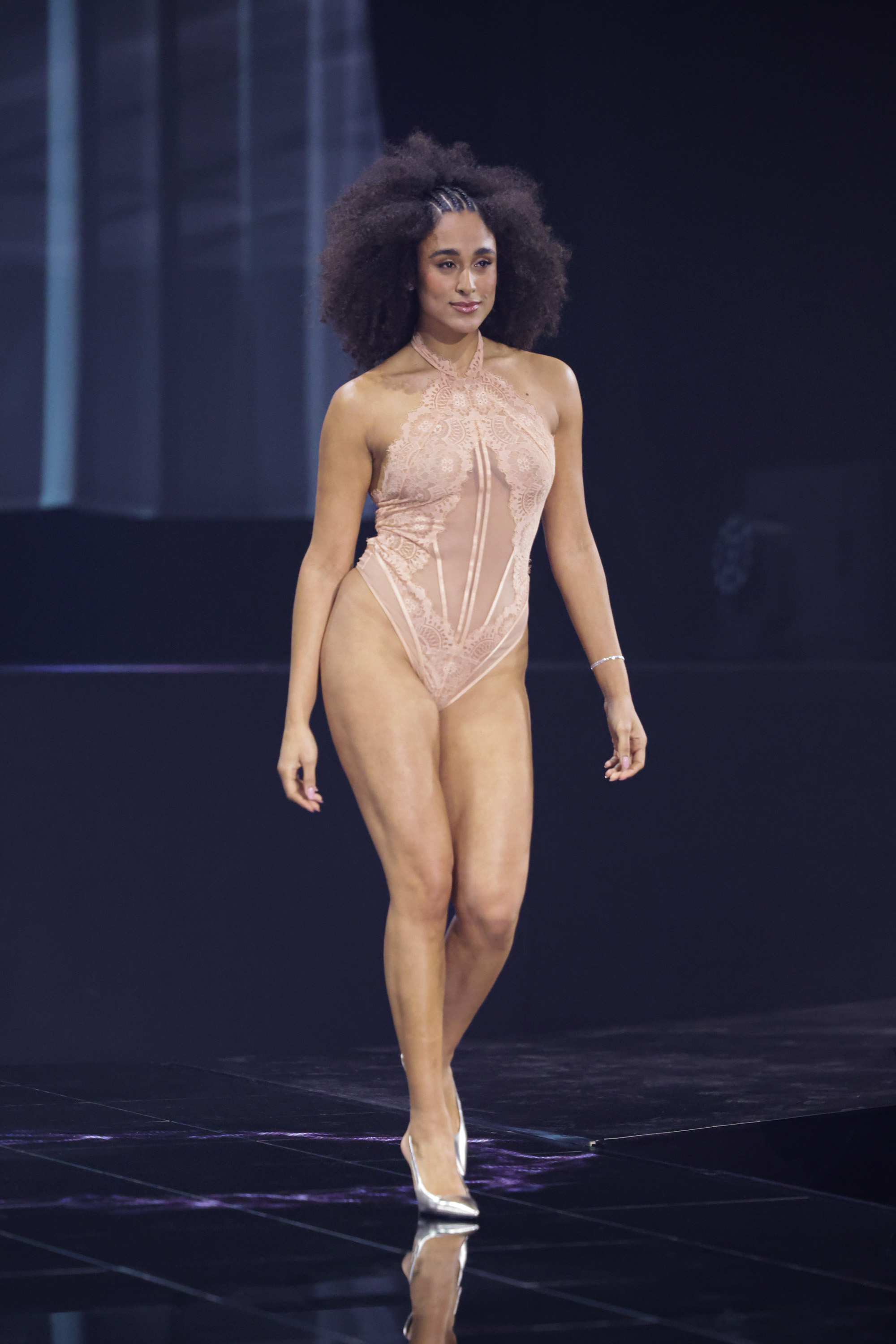 Body Jenni, Rosa, main