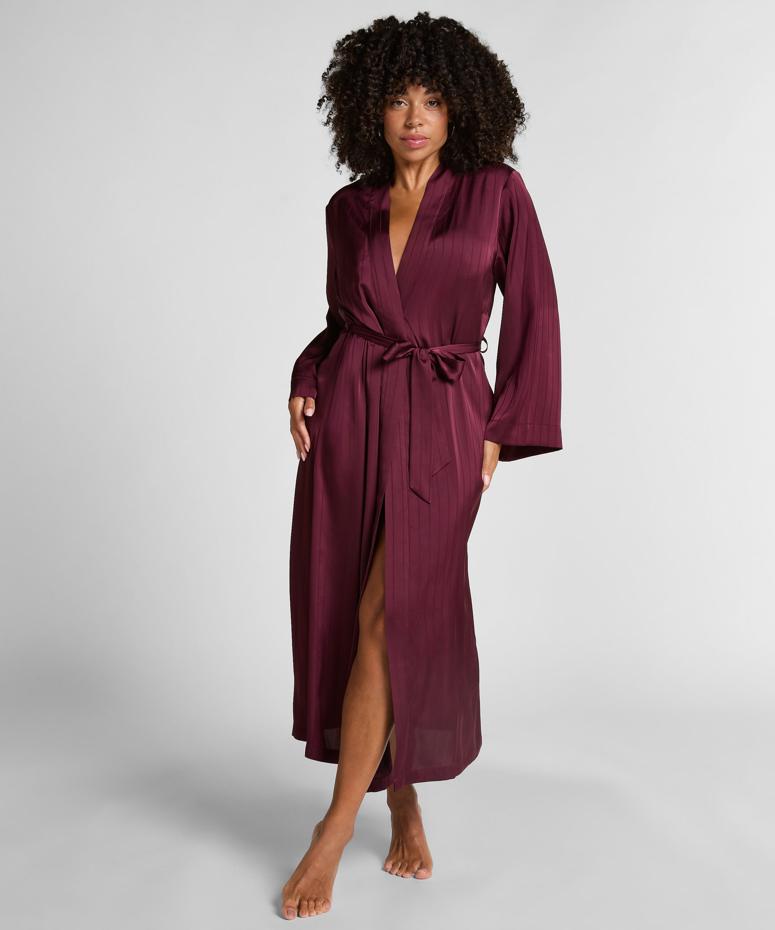 Kimono de satén a rayas, Morado