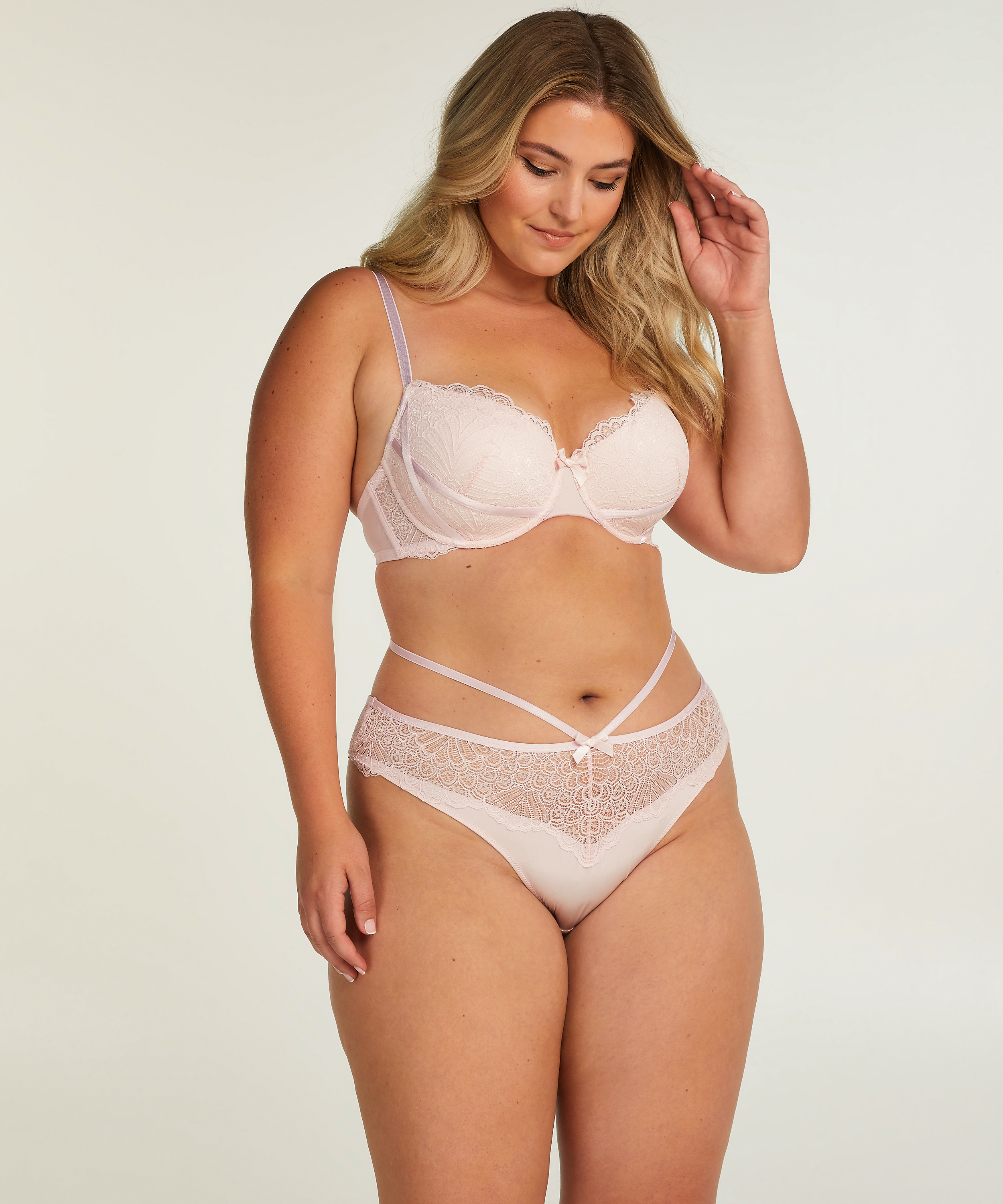 Brasile&ntilde;a Naomi, Rosa, main