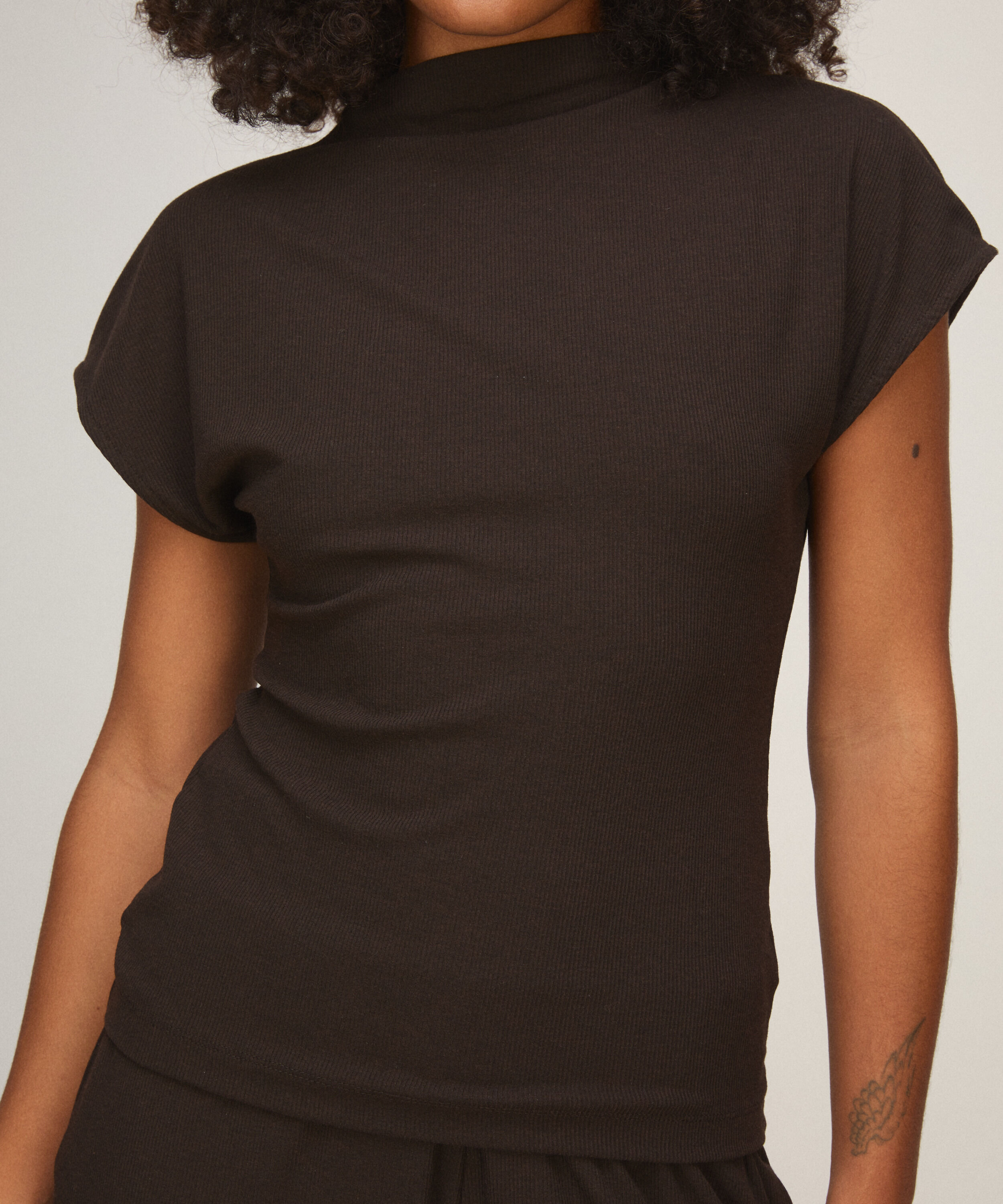 Camiseta de manga corta con cuello mockneck