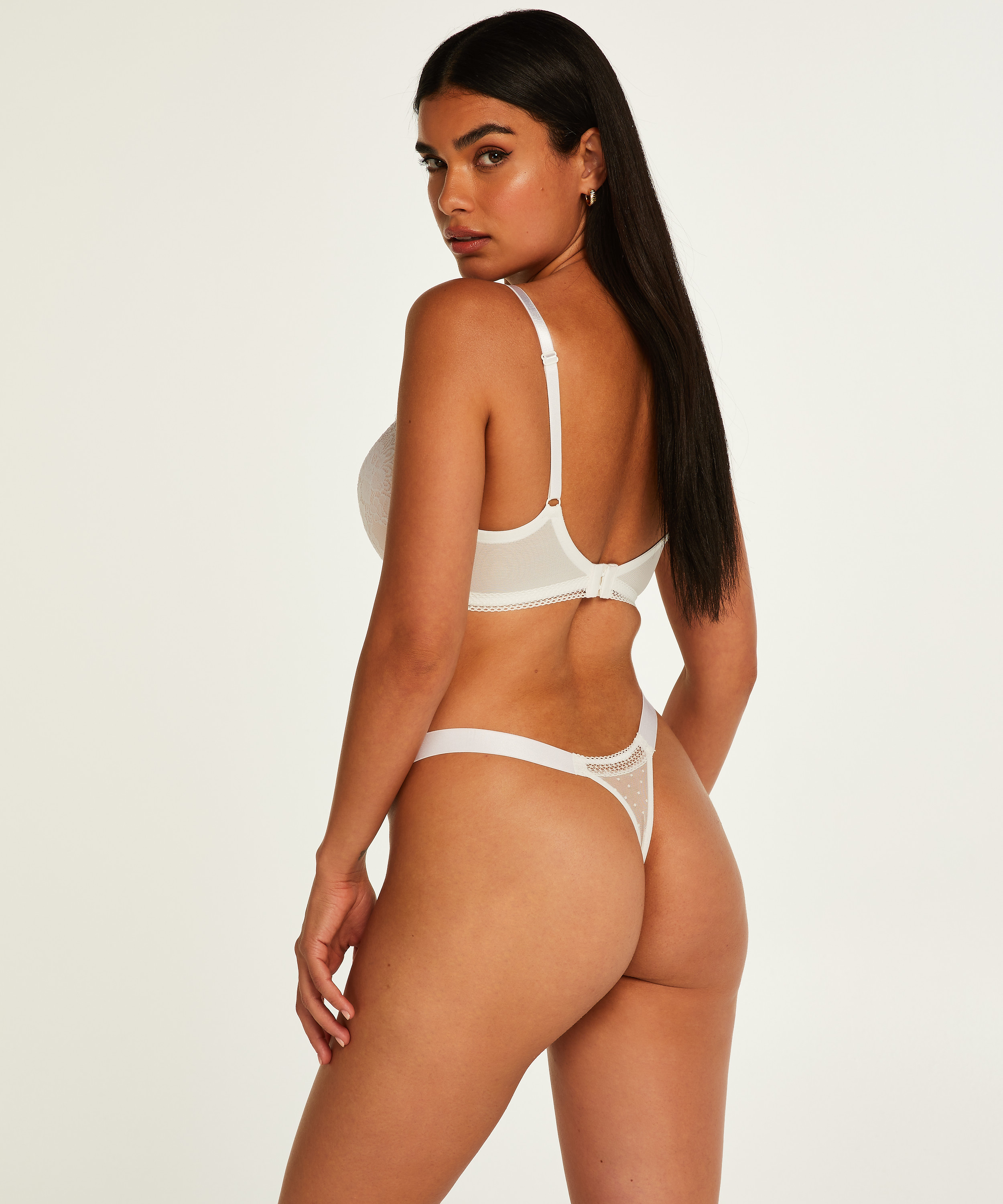 Tanga Bessie, Blanco, main