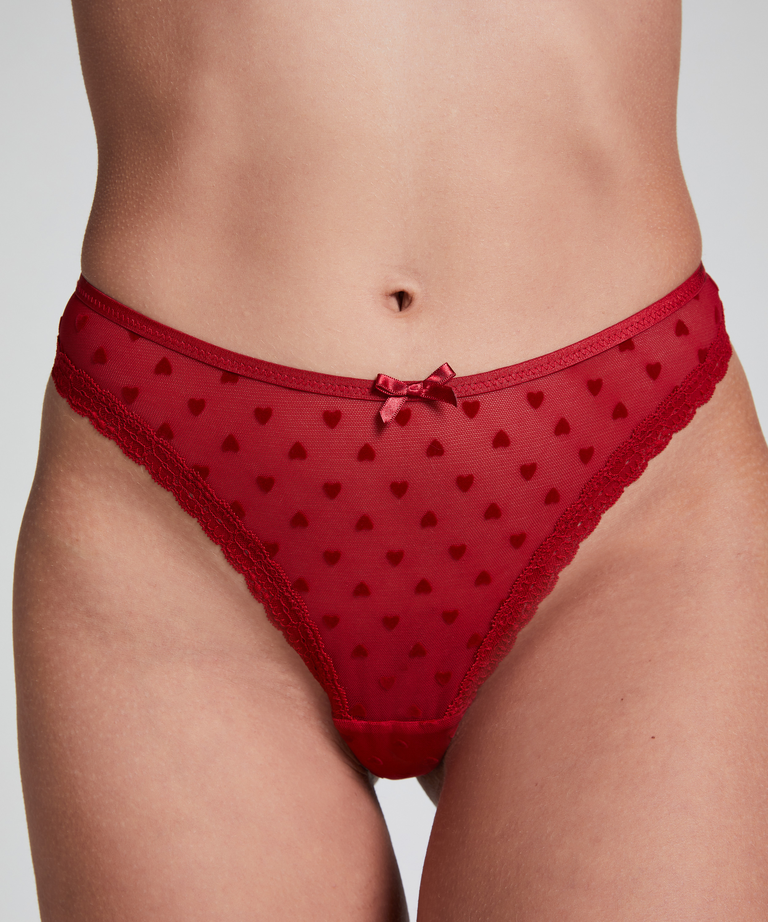 Tanga Phoebe, Rojo, main