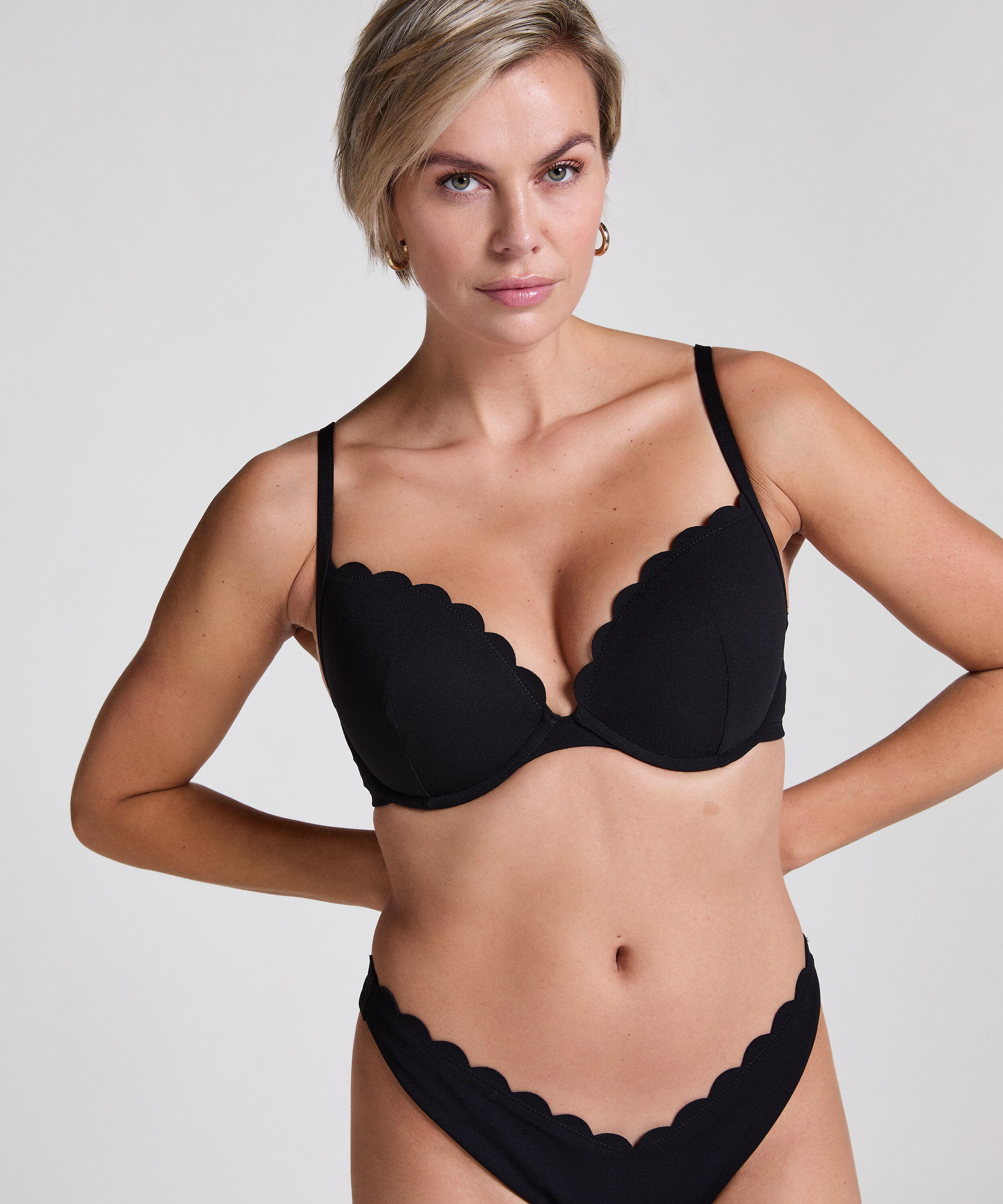 Top de bikini preformado con efecto realce Scallop Copa A - E, Negro
