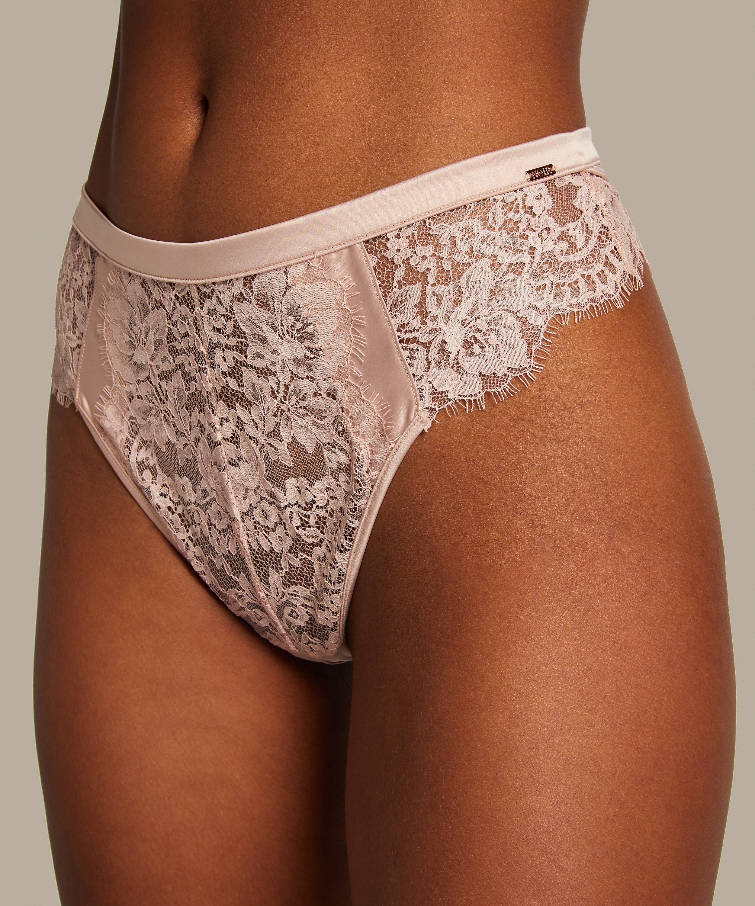 Tanga Chalice, Rosa, main