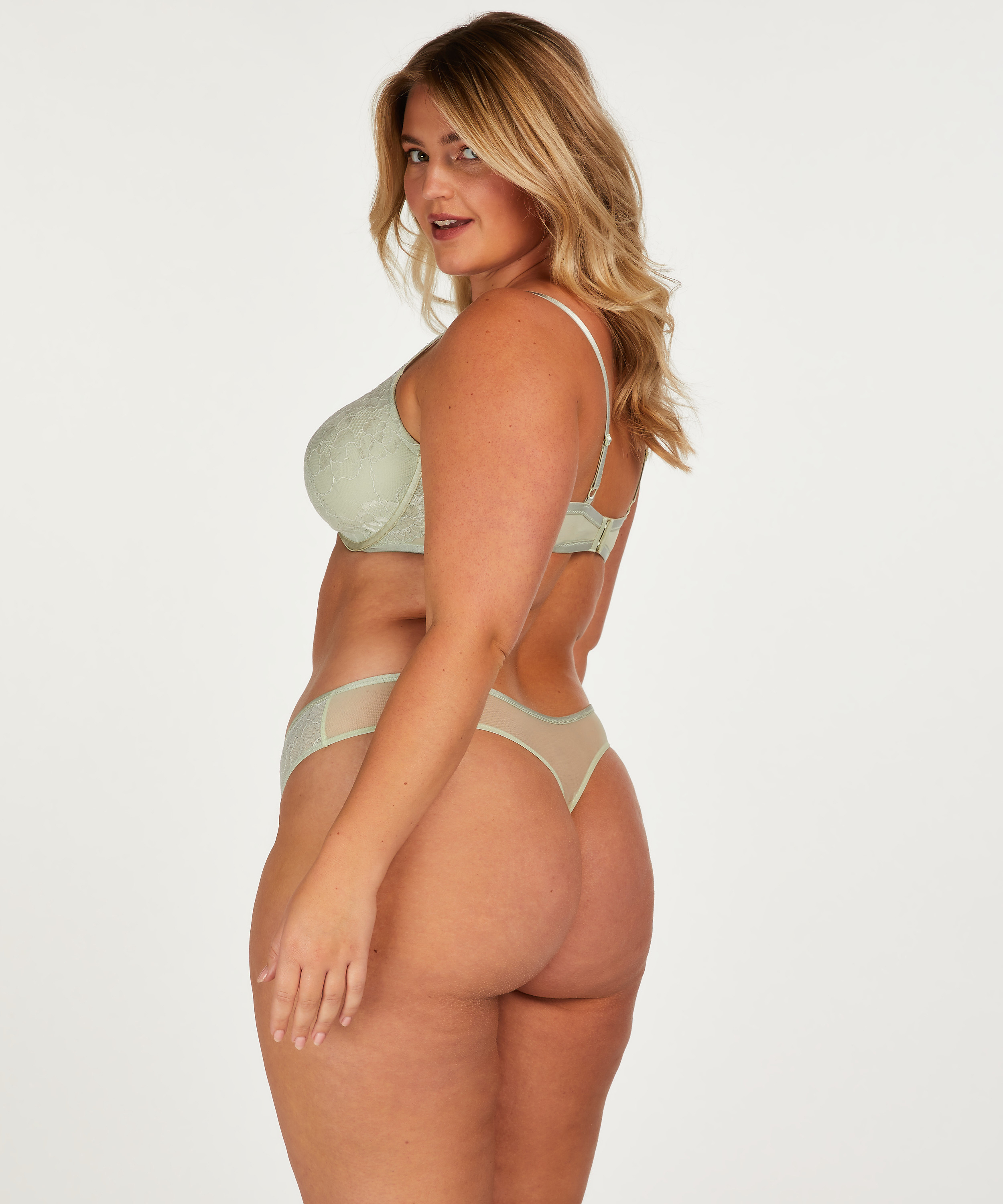 Tanga Meghan, Verde, main