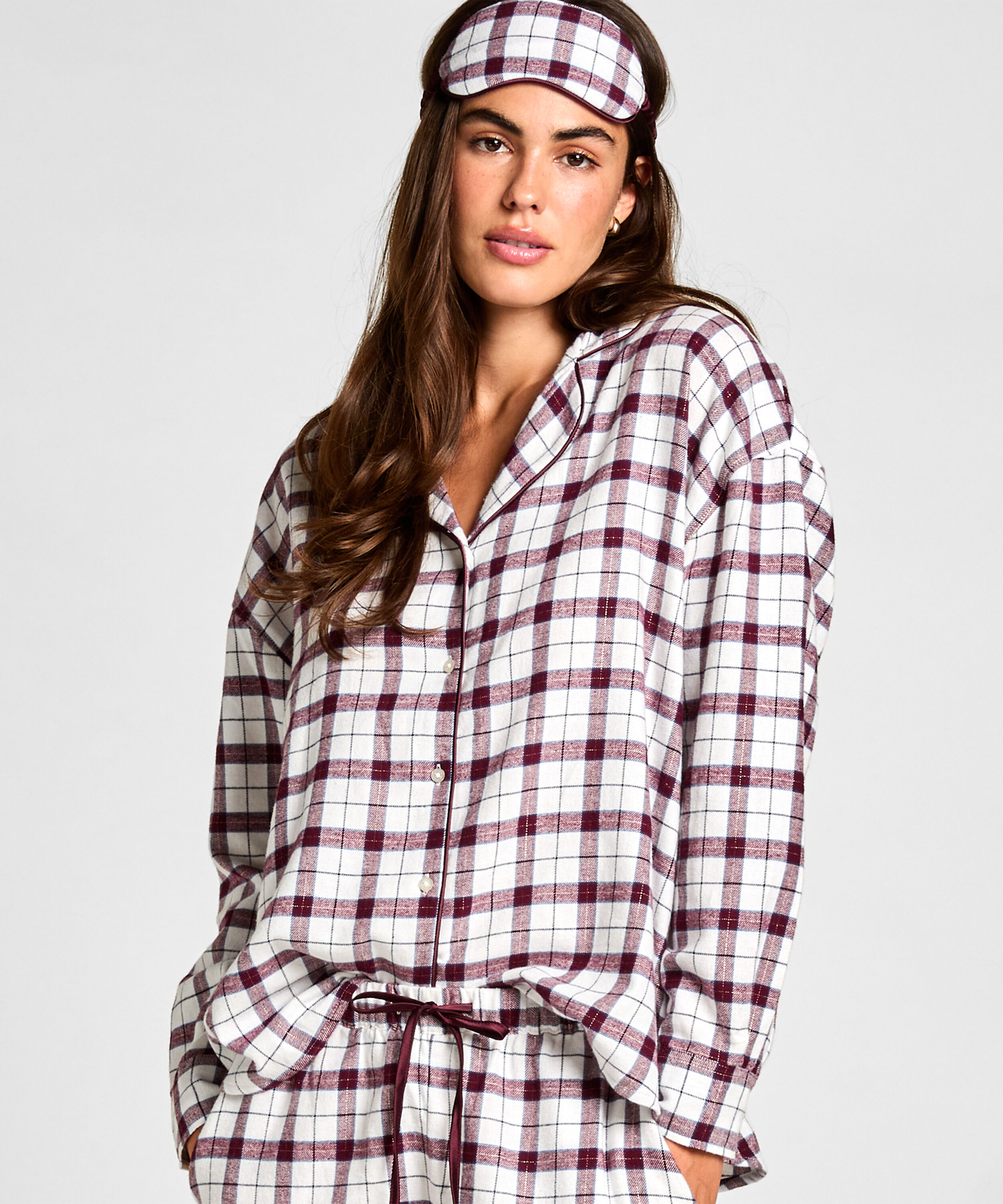 Conjunto de Pijama con Antifaz, Blanco Conjunto de Pijama con Antifaz, Blanco