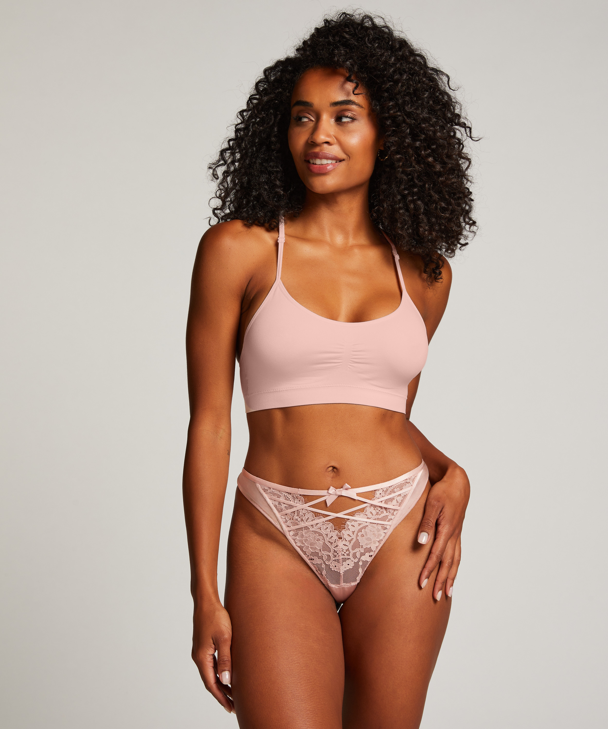 Tanga Cheryl, Rosa, main